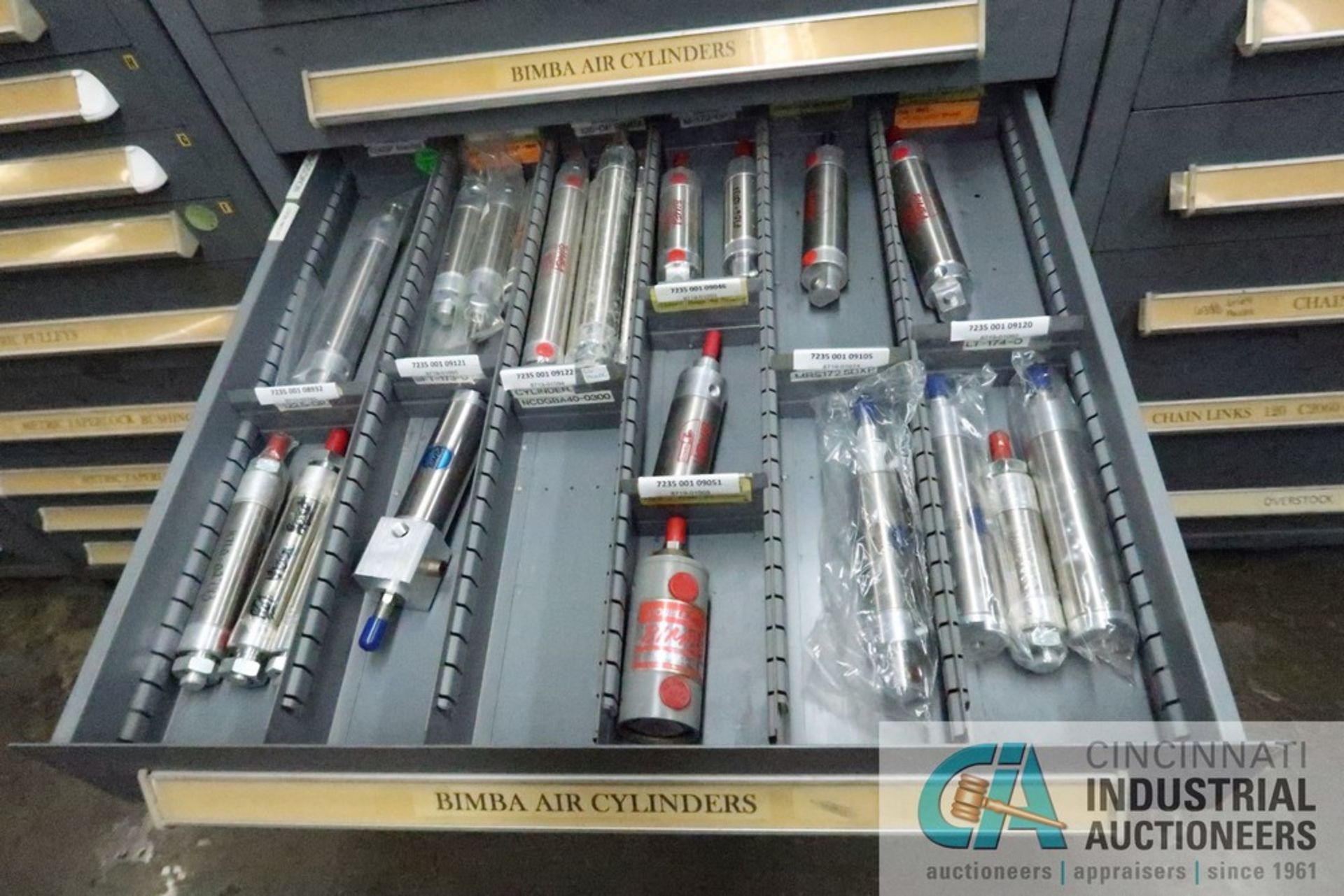 12-DRAWER VIDMAR CABINET WITH CONTENTS INCLUDING MISCELLANEOUS CYLINDERS AND CYLINDER PARTS (CABINET - Image 7 of 13
