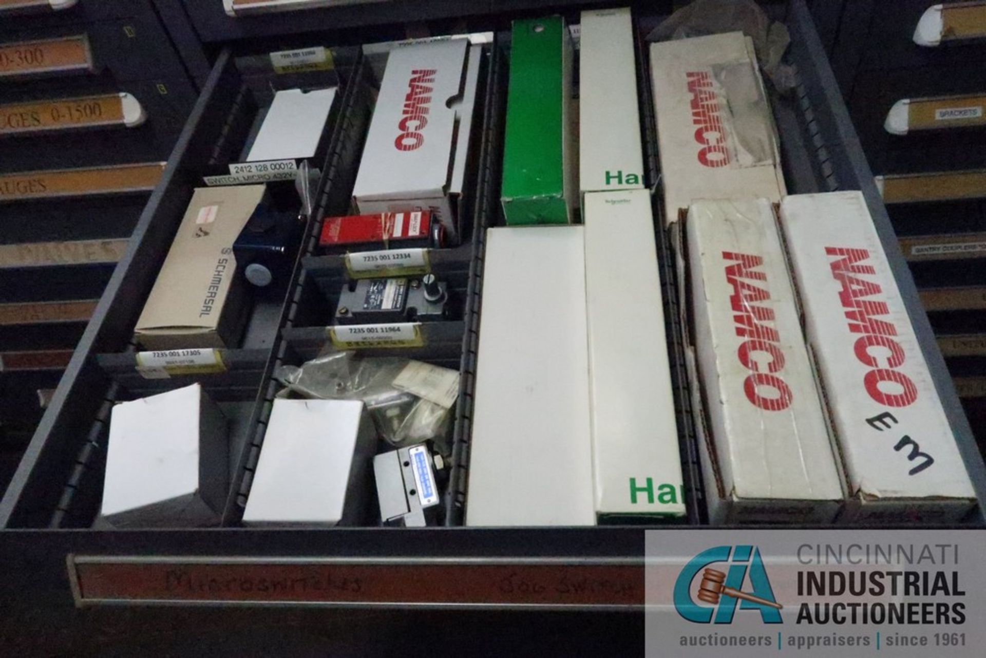 (LOT) 11-DRAWER VIDMAR CABINET WITH CONTENTS INCLUDING MISCELLANEOUS MICRO SWITCHES, BOX CONVEYOR - Image 7 of 12