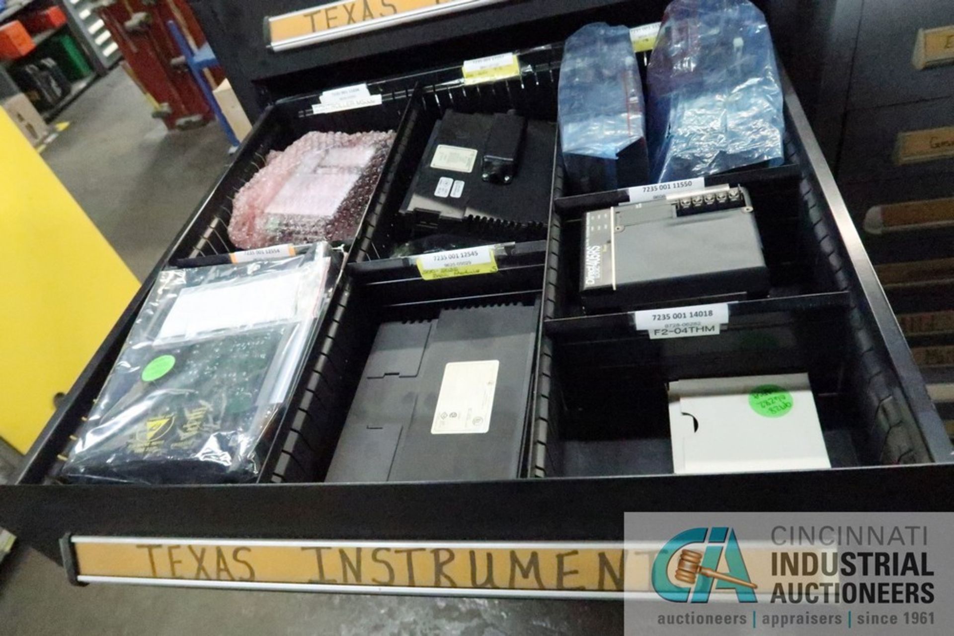 7-DRAWER VIDMAR CABINET WITH CONTENTS INCLUDING MISCELLANEOUS SIEMENS AND TEXAS INSTRUMENTS - Image 3 of 8