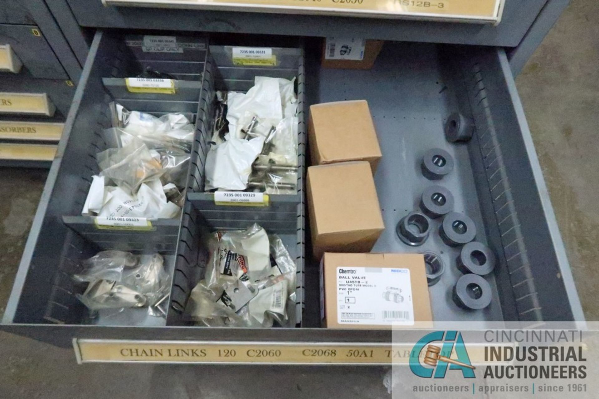 8-DRAWER VIDMAR CABINET WITH CONTENTS INCLUDING MISCELLANEOUS CHAIN LINKS (CABINET LE) - Image 8 of 9