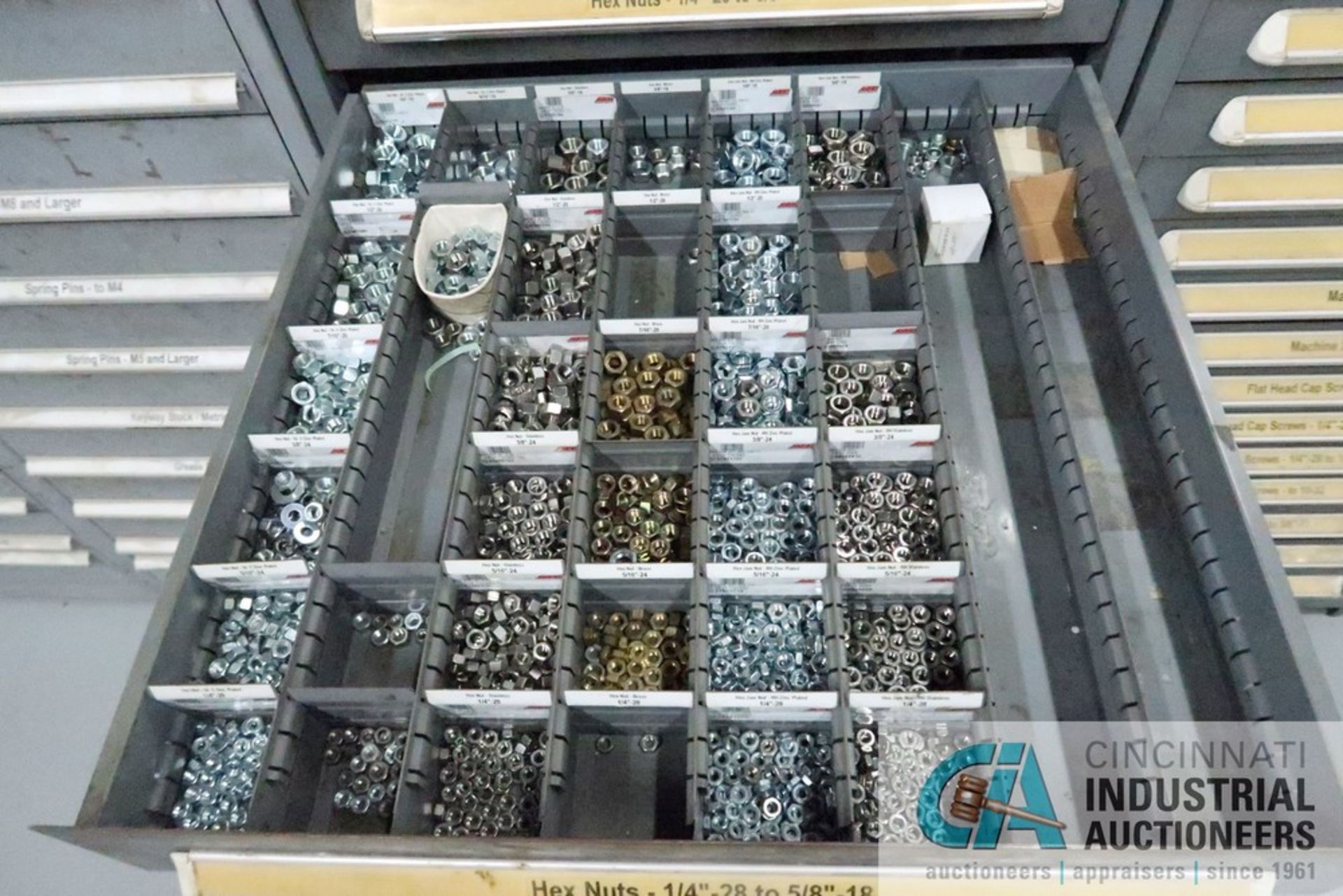 (LOT) 13-DRAWER VIDMAR CABINET WITH CONTENTS INCLUDING WING NUTS, HEX NUTS, LOCK WASHERS (CABINET - Image 5 of 14