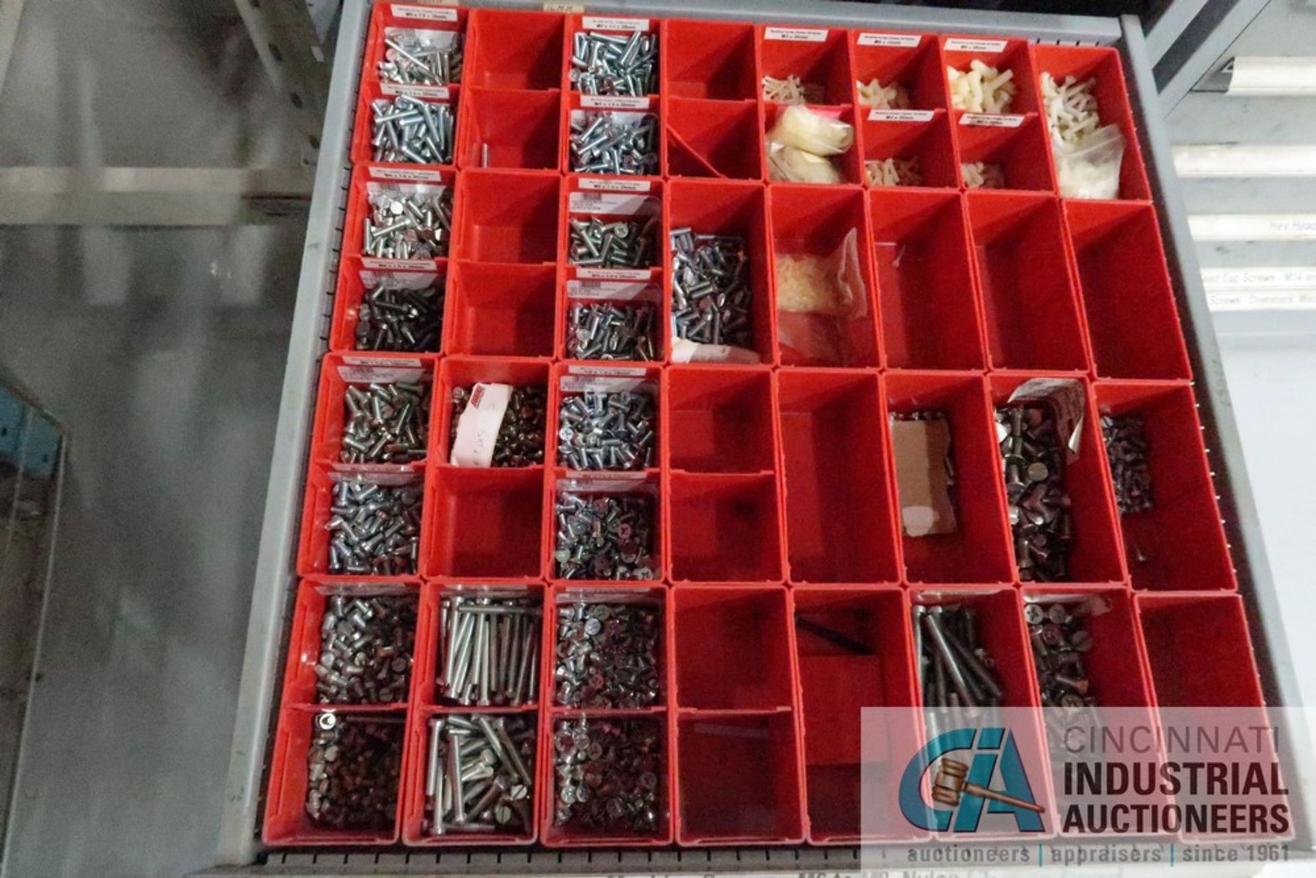 (LOT) 11-DRAWER LISTA CABINET WITH CONTENTS INCLUDING METRIC NUTS, WASHERS, MACHINE SCREWS, AND - Image 8 of 11