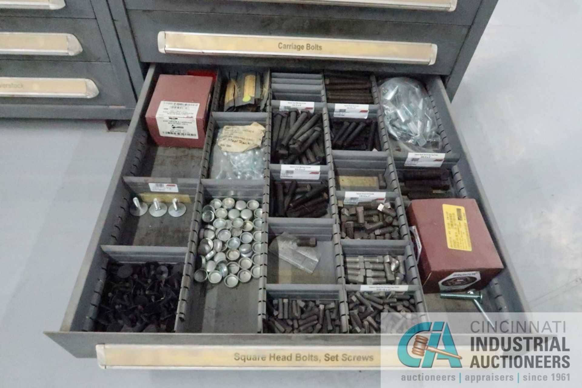 (LOT) 13-DRAWER VIDMAR CABINET WITH CONTENTS INCLUDING EYE BOLTS, GREASE FITTINGS, CABLE CLAMPS, SET - Image 15 of 15