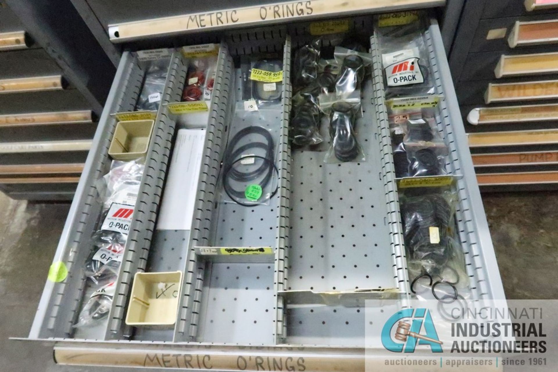 (LOT) 11-DRAWER LISTA CABINET WITH CONTENTS INCLUDING MISCELLANEOUS METRIC O-RINGS AND RETAINING - Image 8 of 11