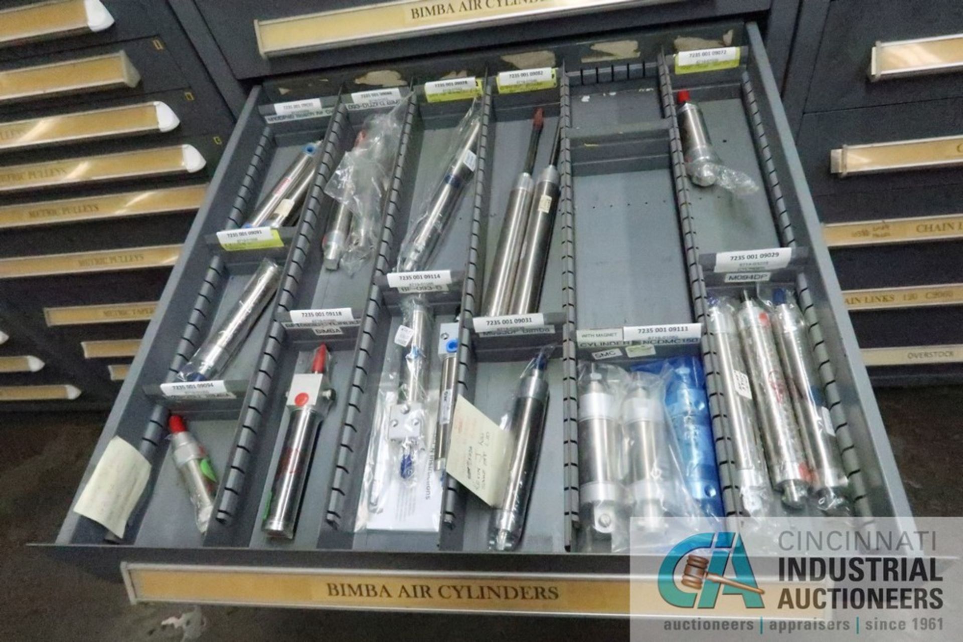 12-DRAWER VIDMAR CABINET WITH CONTENTS INCLUDING MISCELLANEOUS CYLINDERS AND CYLINDER PARTS (CABINET - Image 6 of 13