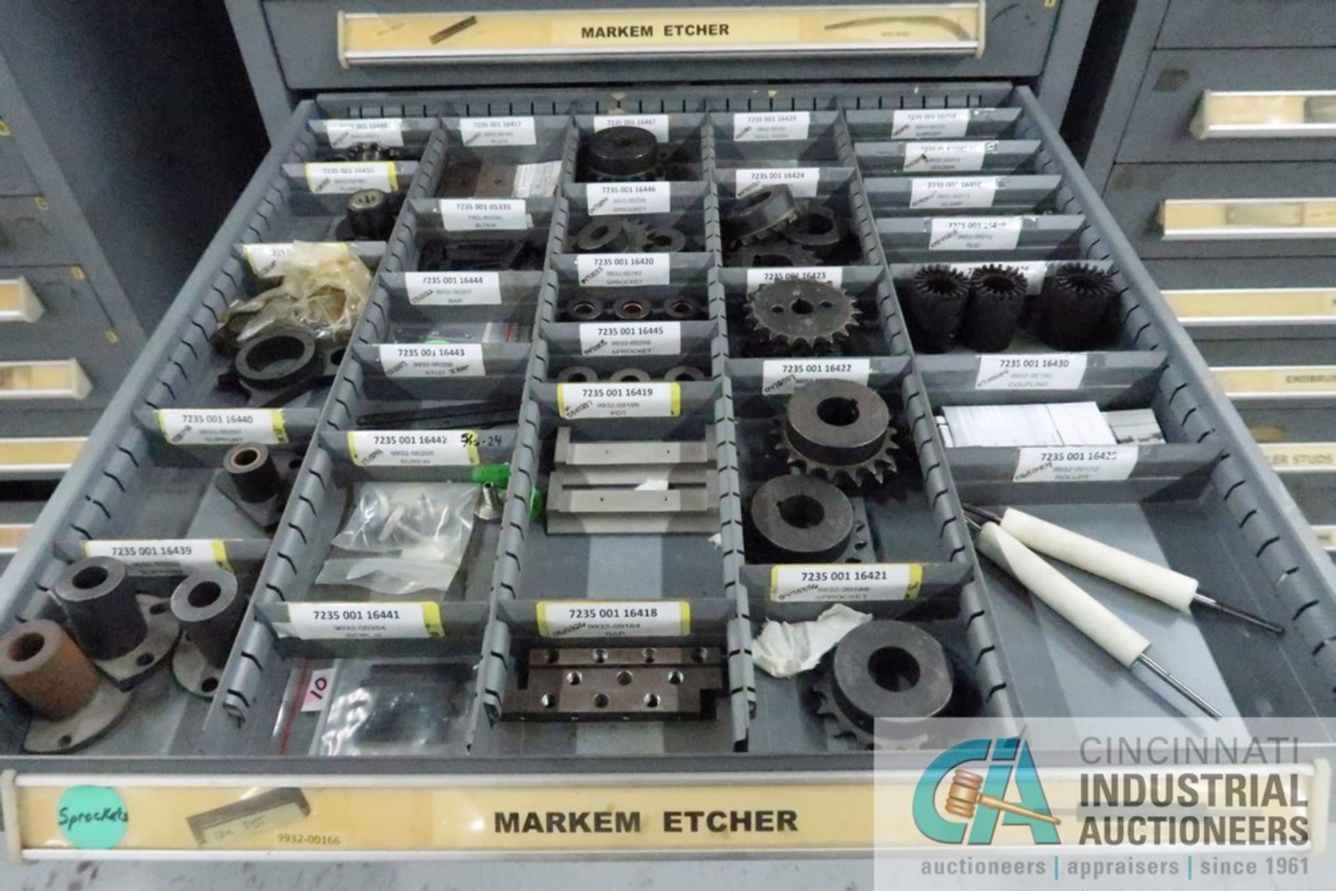 11-DRAWER VIDMAR CABINET WITH CONTENTS INCLUDING MISCELLANEOUS MARKER ETCHER PARTS, KNIVES, - Image 3 of 8