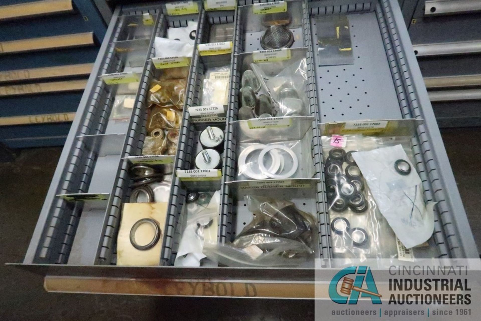 (LOT) 10-DRAWER LISTA CABINET WITH CONTENTS INCLUDING MISCELLANEOUS LEYBOLD VACUUM PUMP PARTS ( - Image 6 of 8