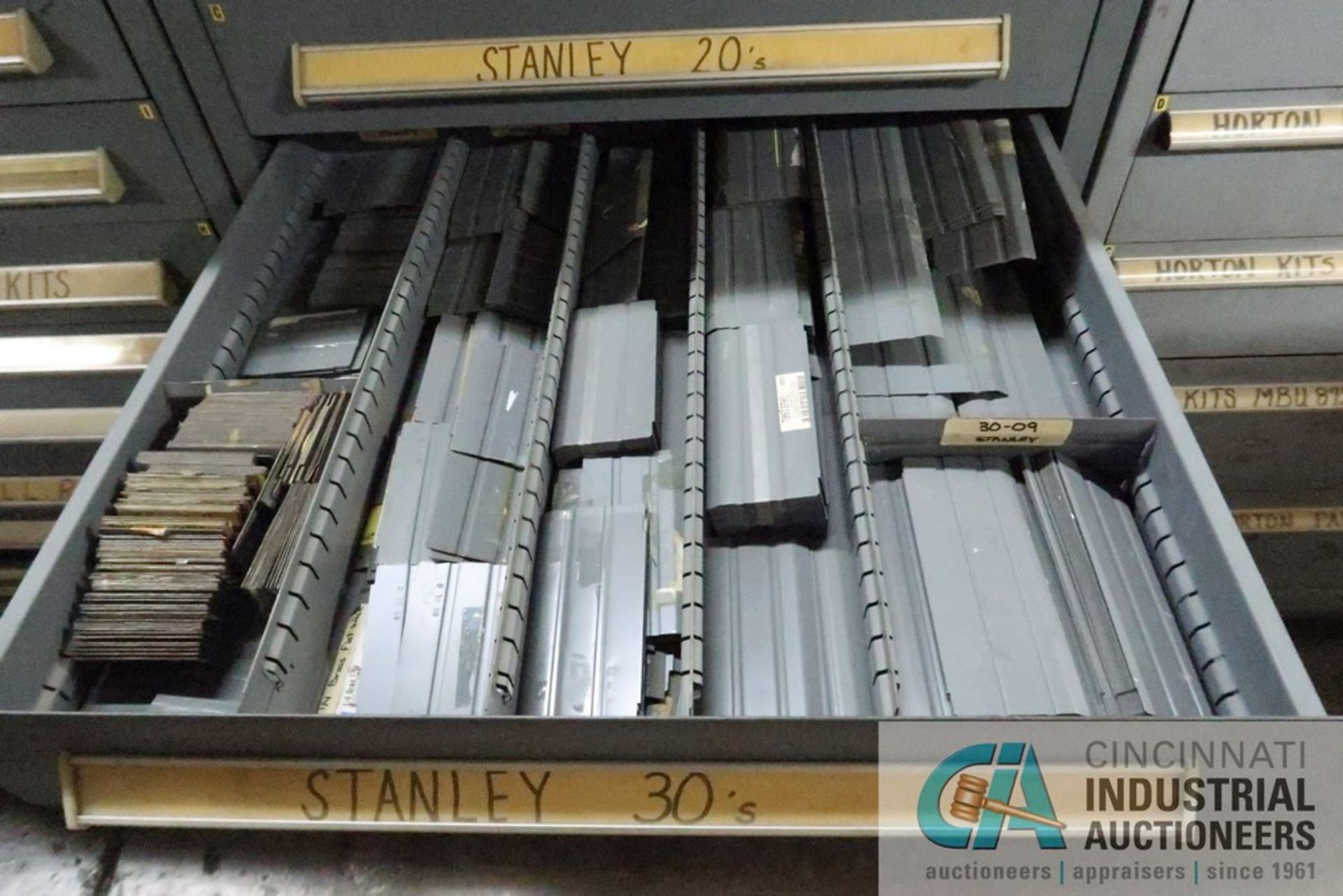 11-DRAWER VIDMAR CABINET WITH CONTENTS INCLUDING MISCELLANEOUS STANLEY AND VIDMAR DIVIDERS, FACE - Image 7 of 12