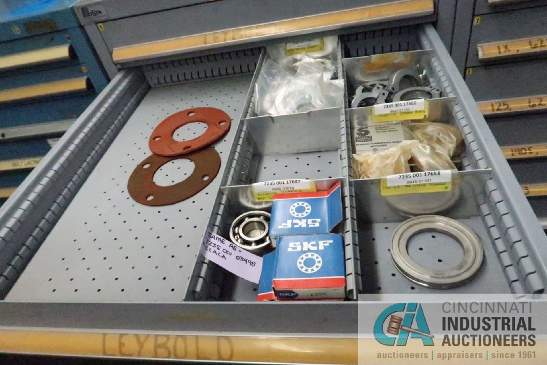 (LOT) 10-DRAWER LISTA CABINET WITH CONTENTS INCLUDING MISCELLANEOUS LEYBOLD VACUUM PUMP PARTS ( - Image 3 of 8