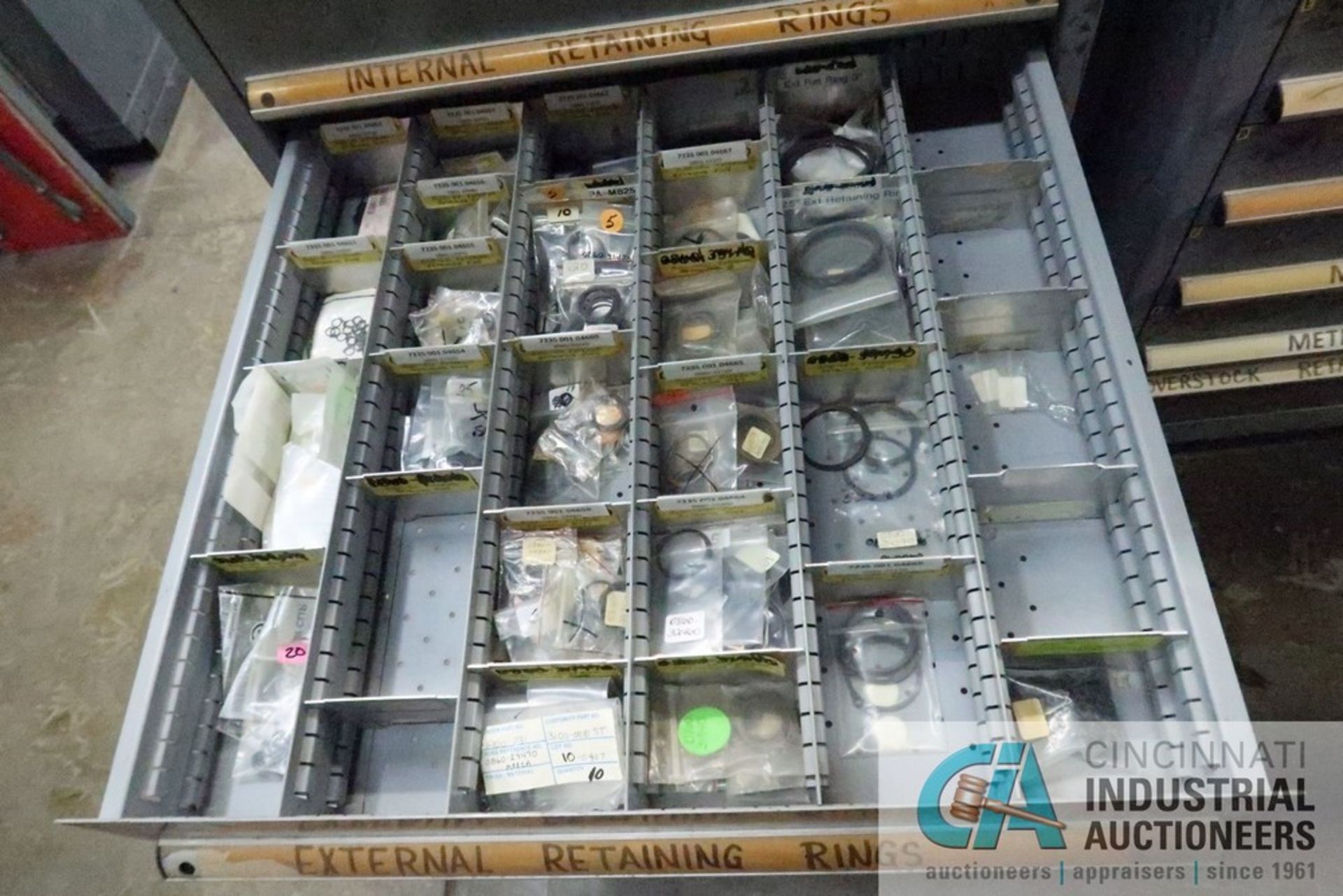 (LOT) 11-DRAWER LISTA CABINET WITH CONTENTS INCLUDING MISCELLANEOUS O-RINGS, RETAINING RINGS, E- - Image 7 of 9