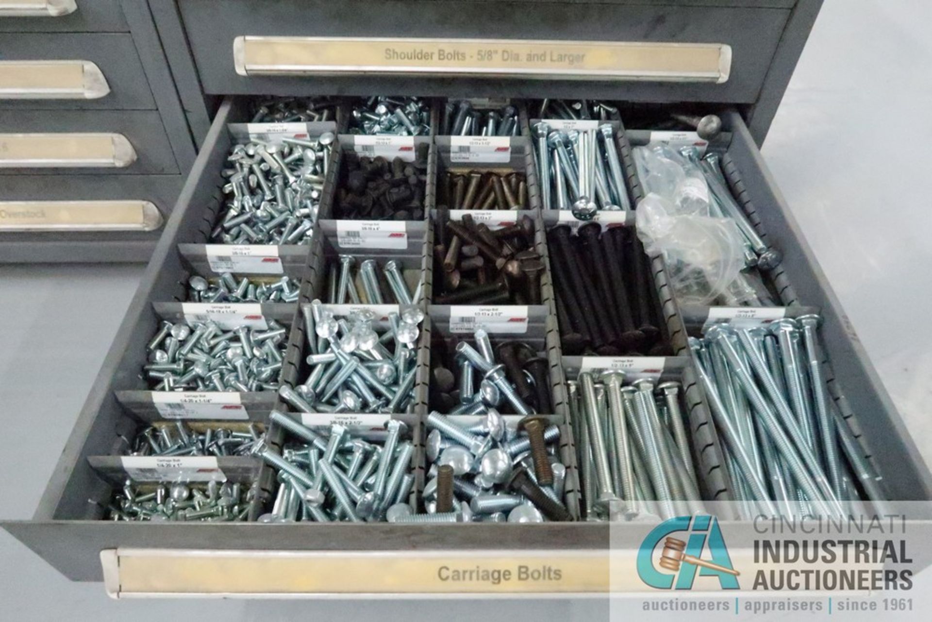 (LOT) 13-DRAWER VIDMAR CABINET WITH CONTENTS INCLUDING EYE BOLTS, GREASE FITTINGS, CABLE CLAMPS, SET - Image 14 of 15