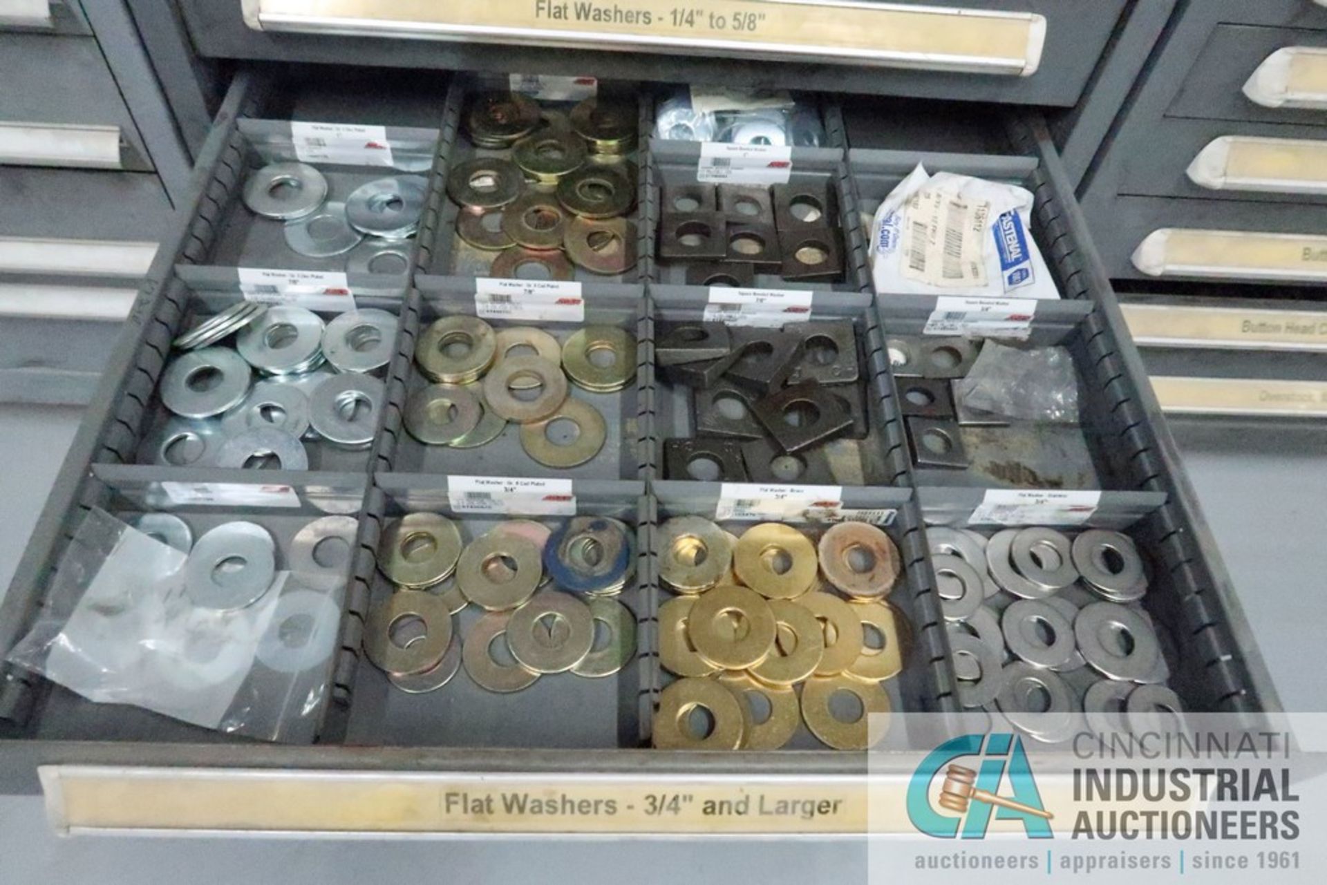 (LOT) 13-DRAWER VIDMAR CABINET WITH CONTENTS INCLUDING WING NUTS, HEX NUTS, LOCK WASHERS (CABINET - Image 12 of 14