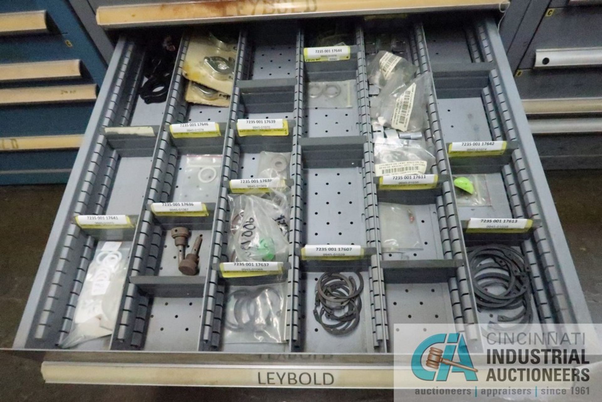 (LOT) 10-DRAWER LISTA CABINET WITH CONTENTS INCLUDING MISCELLANEOUS LEYBOLD VACUUM PUMP PARTS ( - Image 7 of 8