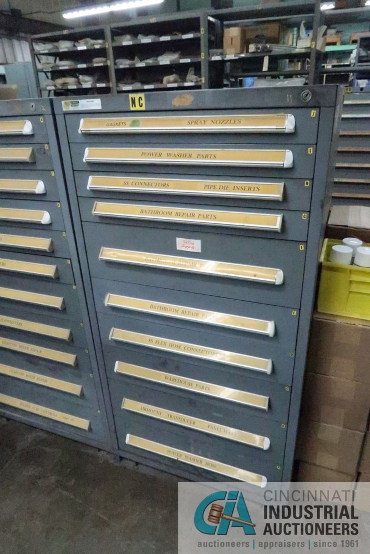 (LOT) 10-DRAWER VIDMAR CABINET WITH CONTENTS INCLUDING MISCELLANEOUS SPRAY PARTS, NOZZLES,