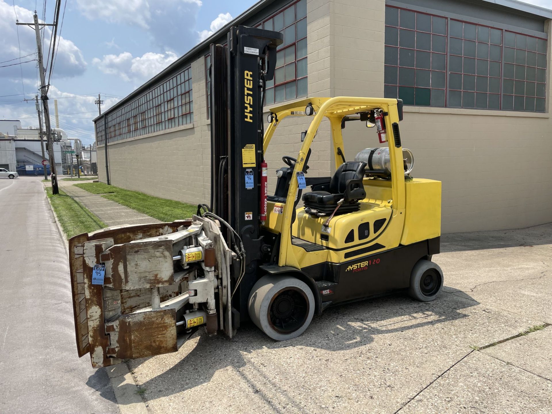 ****2015 - 12,000 LB. HYSTER MODEL S120FTPRS LP GAS COUSHIN TIRE LIFT TRUCK W/ 9,000 LB. CASCADE