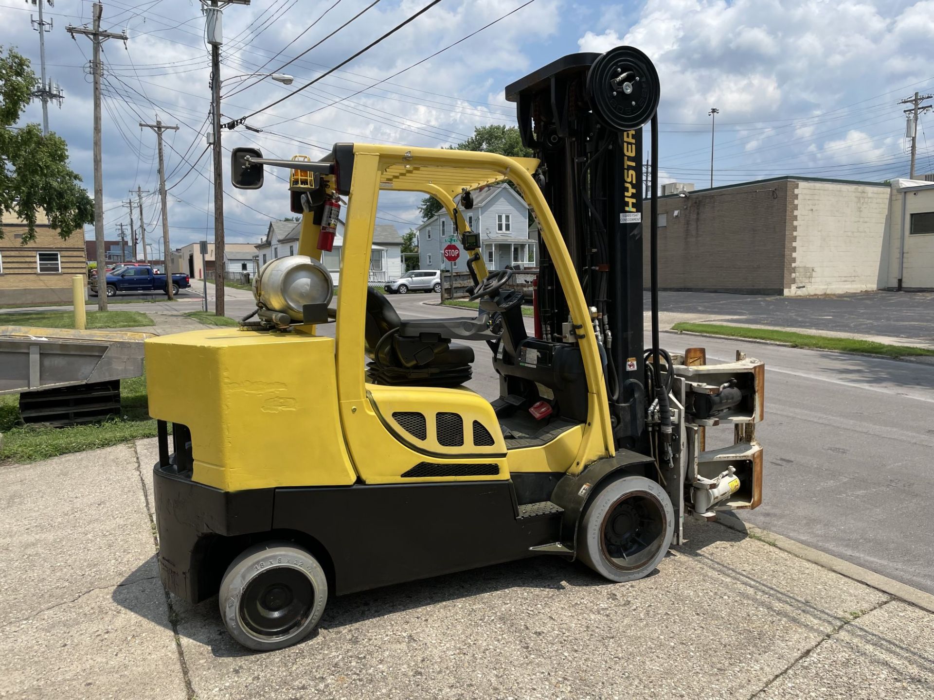 ****2015 - 12,000 LB. HYSTER MODEL S120FTPRS LP GAS COUSHIN TIRE LIFT TRUCK W/ 9,000 LB. CASCADE - Image 3 of 16