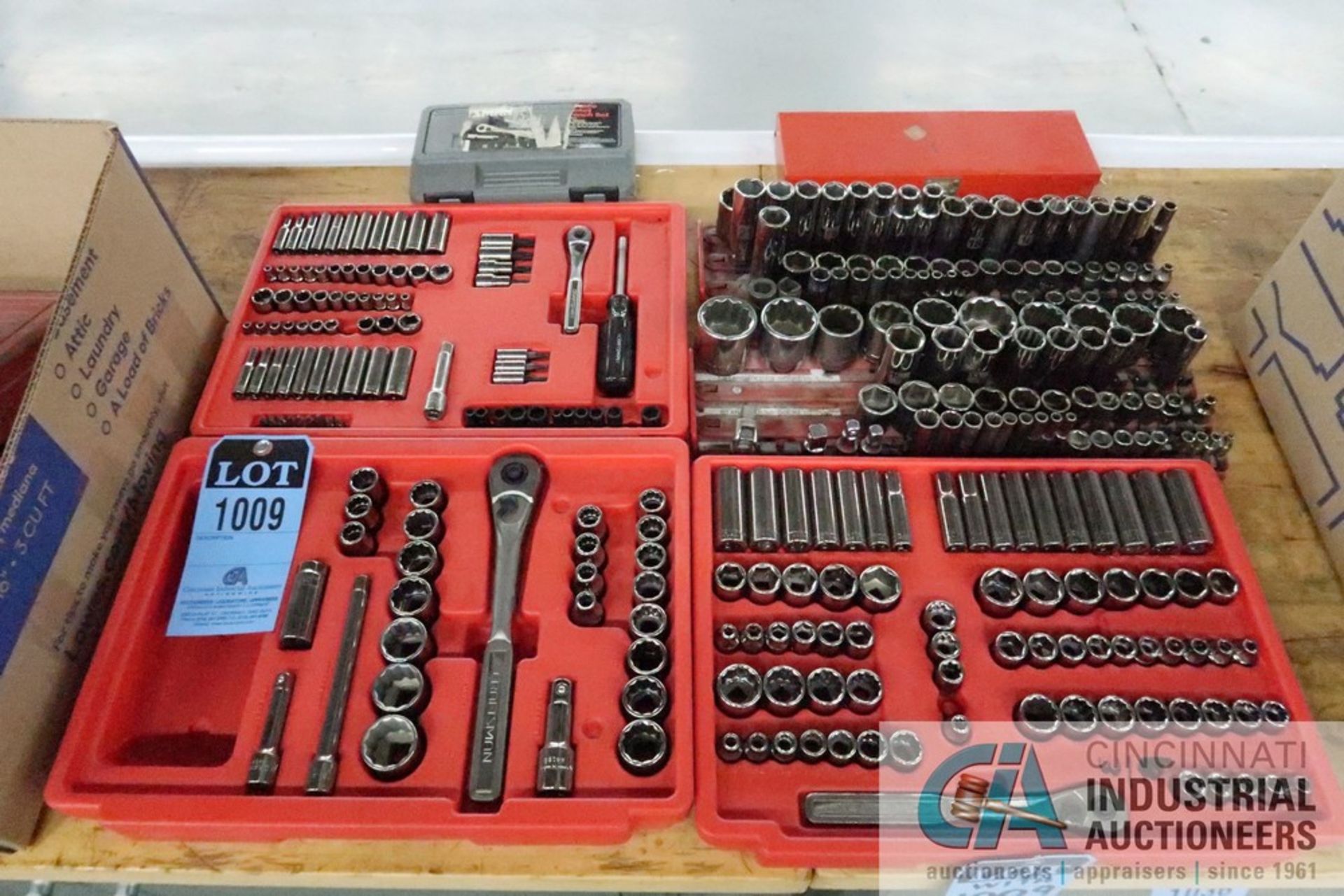 (LOT) MISCELLANEOUS DRIVE STANDARD / METRIC SOCKET SETS