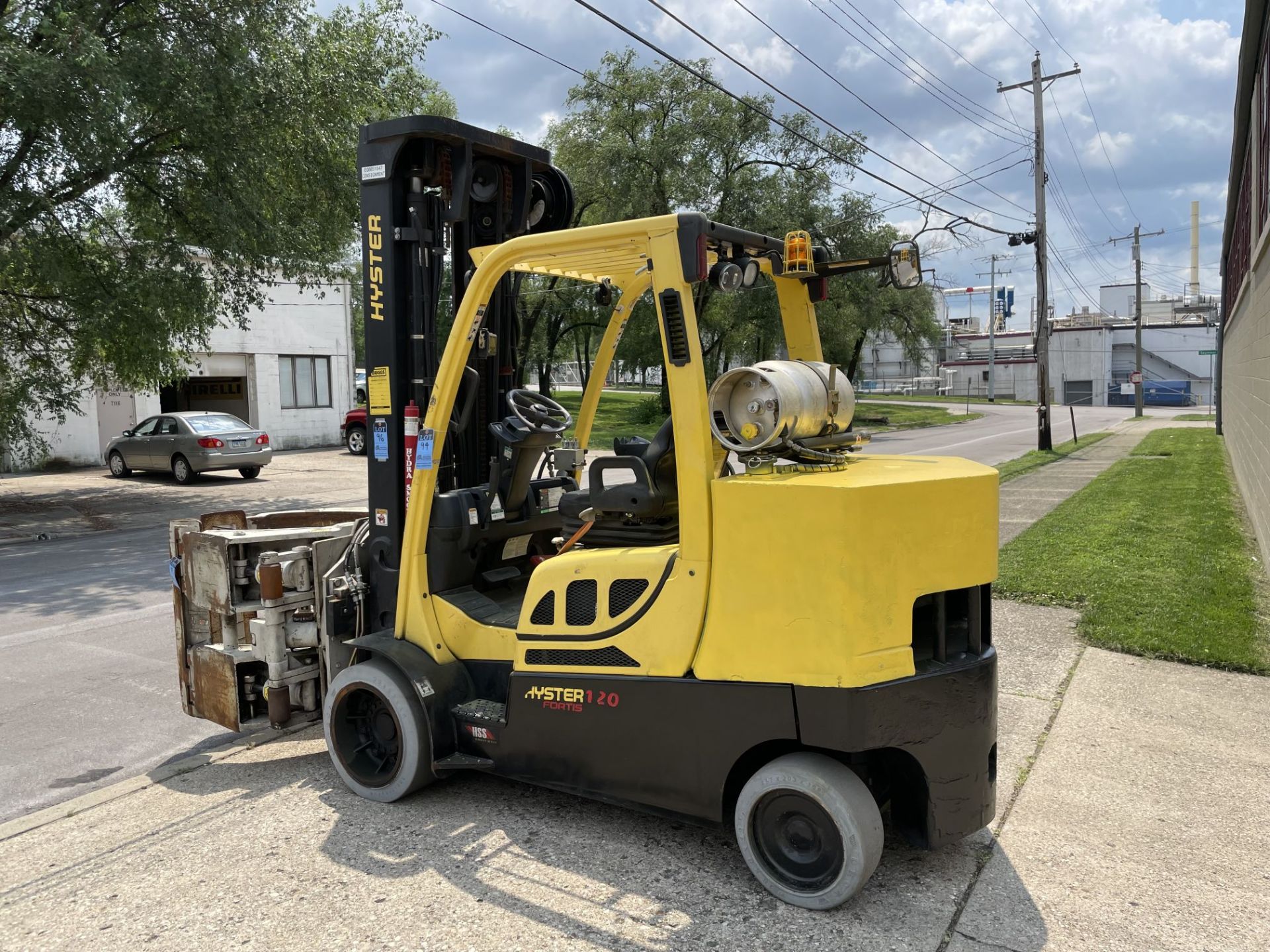 ****2015 - 12,000 LB. HYSTER MODEL S120FTPRS LP GAS COUSHIN TIRE LIFT TRUCK W/ 9,000 LB. CASCADE - Image 2 of 16