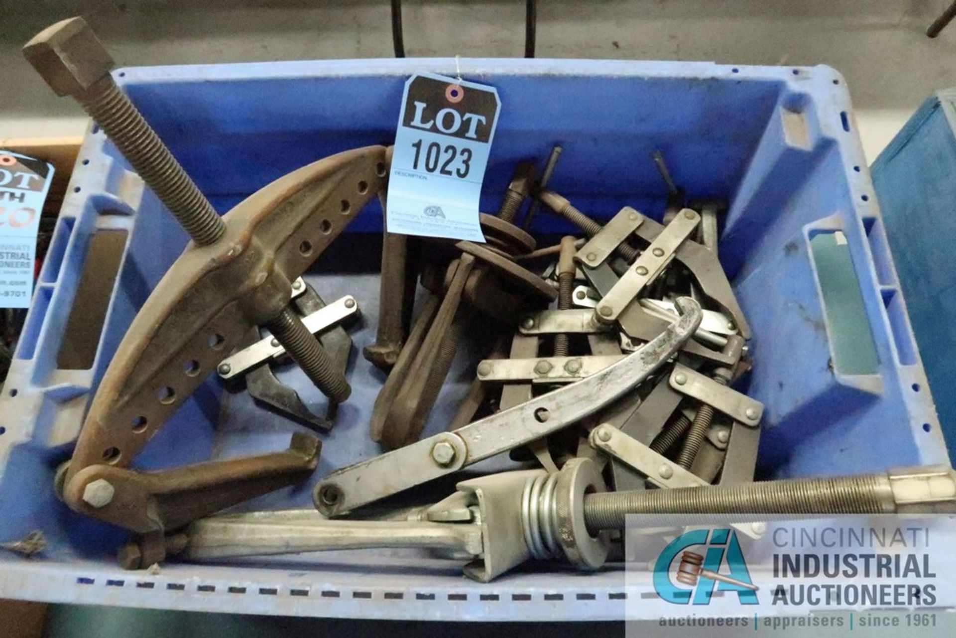 (LOT) MISCELLANEOUS GEAR AND BEARING PULLERS