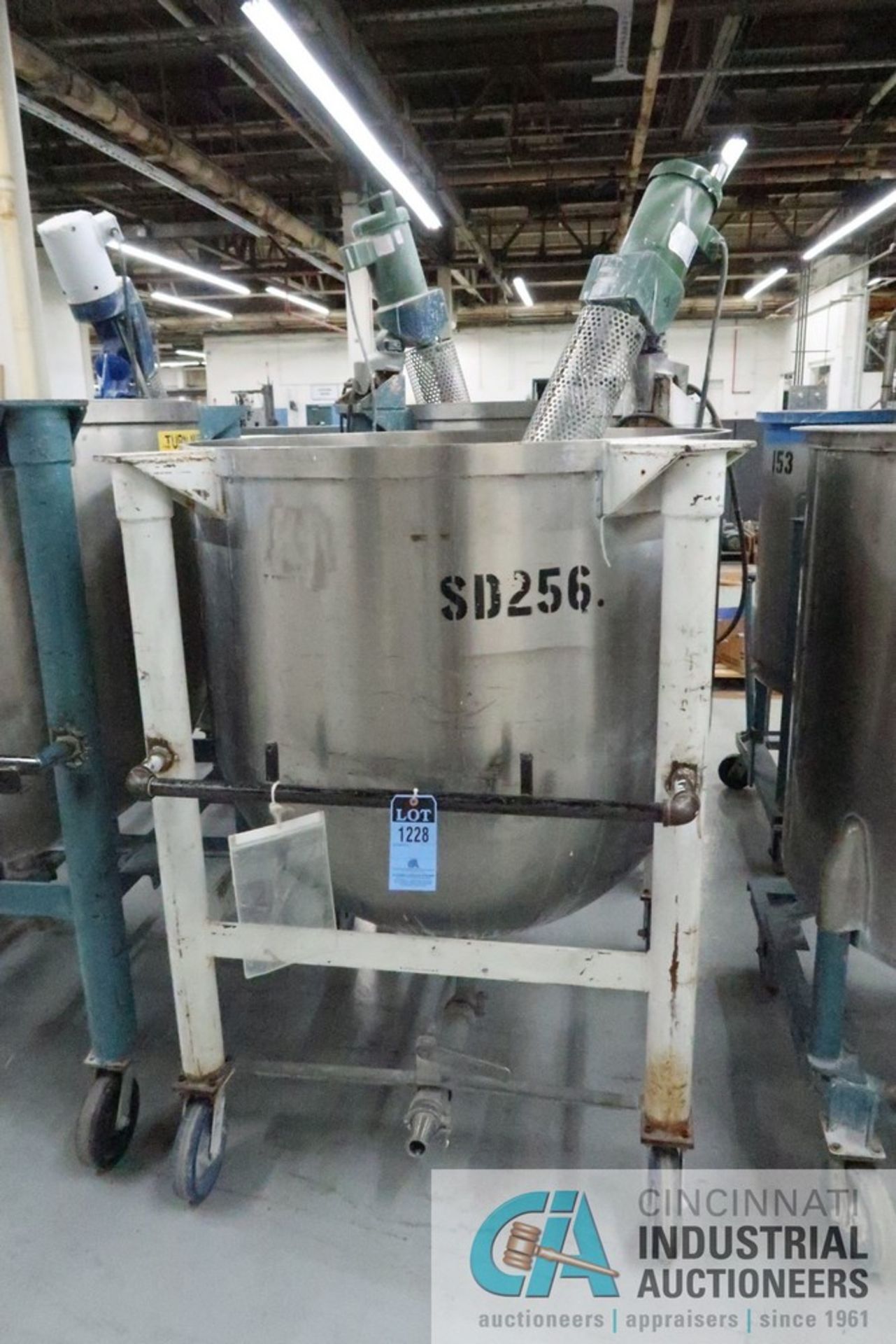 250 GALLON PORTABLE STAINLESS STEEL MIXING TANK WITH .43 HP LIGHTNIN MODEL UNKNOWN AGITATOR, TANK