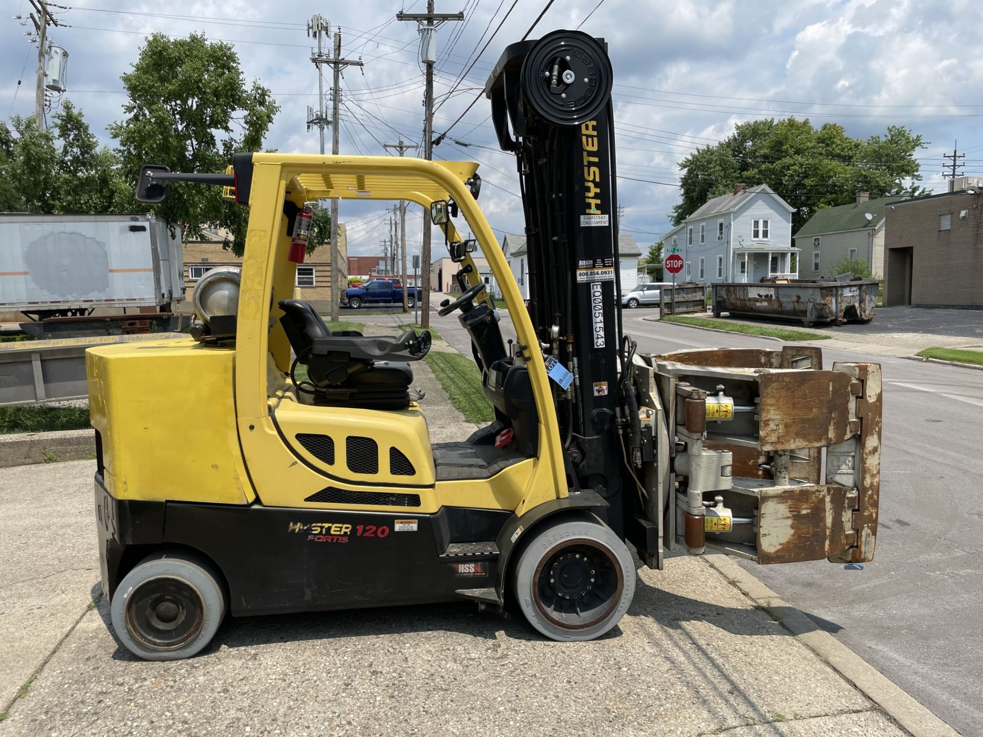 ****2015 - 12,000 LB. HYSTER S120FTPRS LP GAS COUSHIN TIRE LIFT TRUCK W/ 9,000 LB. CASCADE CLAMP - Image 4 of 17