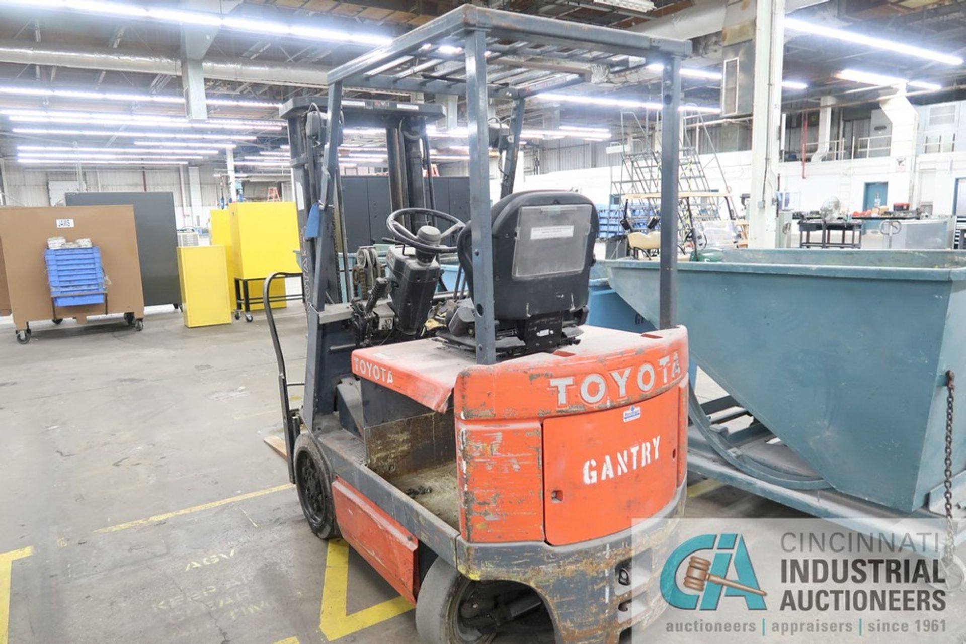 5,000 LB. (APPROX.) TOYOTA MODEL UNKNOWN 36 VOLT THREE-STAGE CUSHION TIRE LIFT TRUCK; - Image 2 of 6
