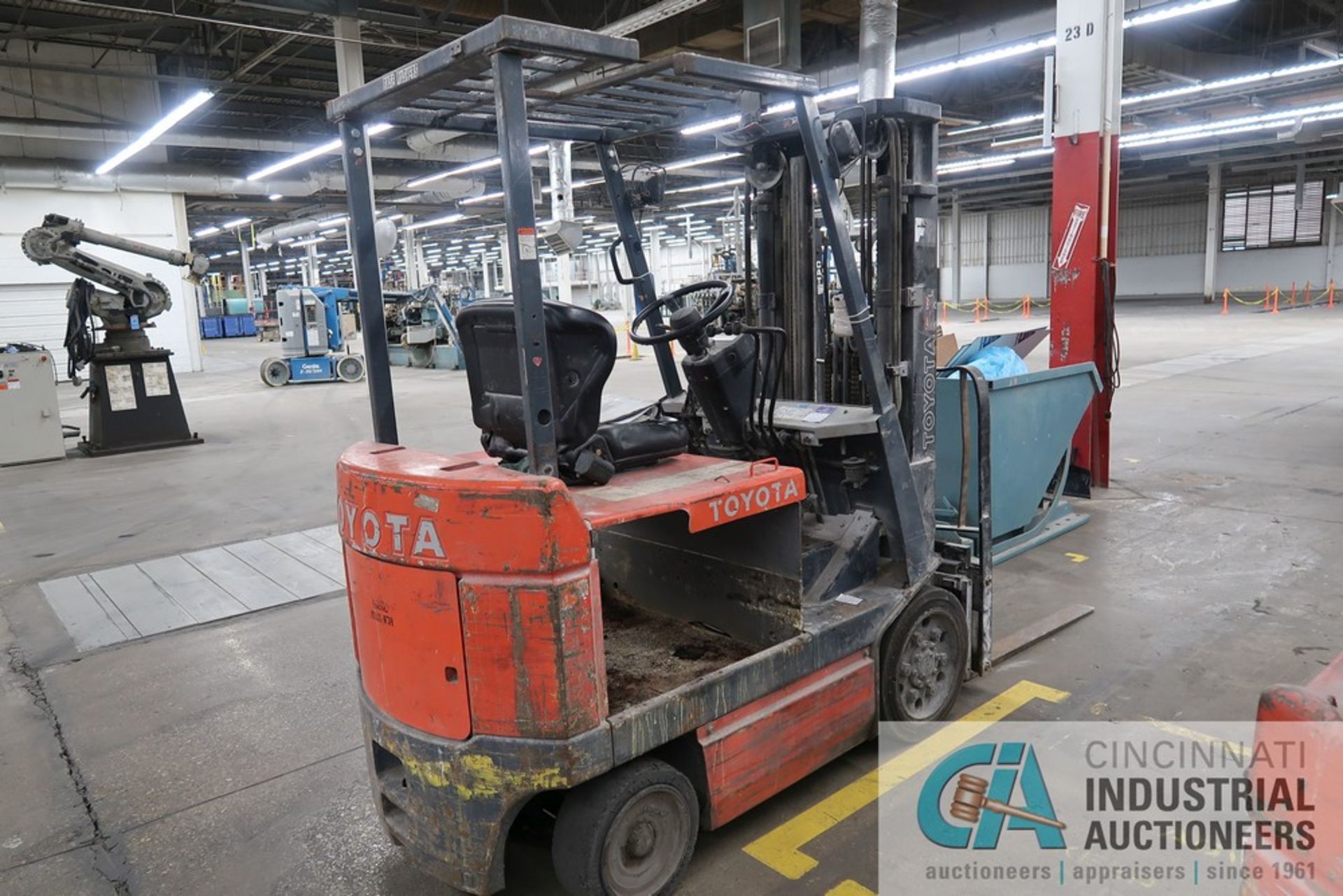 5,000 LB. TOYOTA MODEL 5FBCU25 36 VOLT THREE-STAGE CUSHION TIRE LIFT TRUCK; S/N 62938 - Image 4 of 7