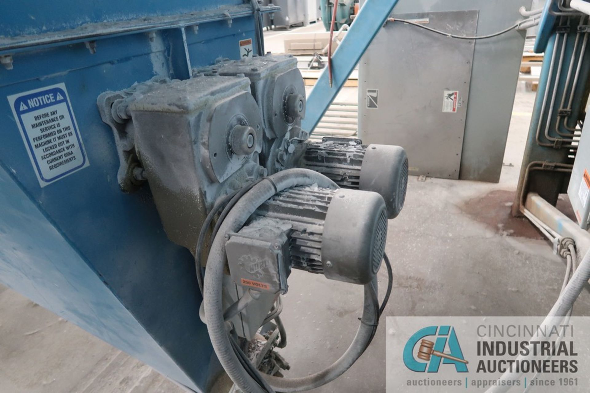 **36" LONG TWIN SCREW CRUSHER HOPPER WITH 2' X 2' OPENING AND AUGER *NOTE BLUE IRON ONLY* - Image 3 of 5