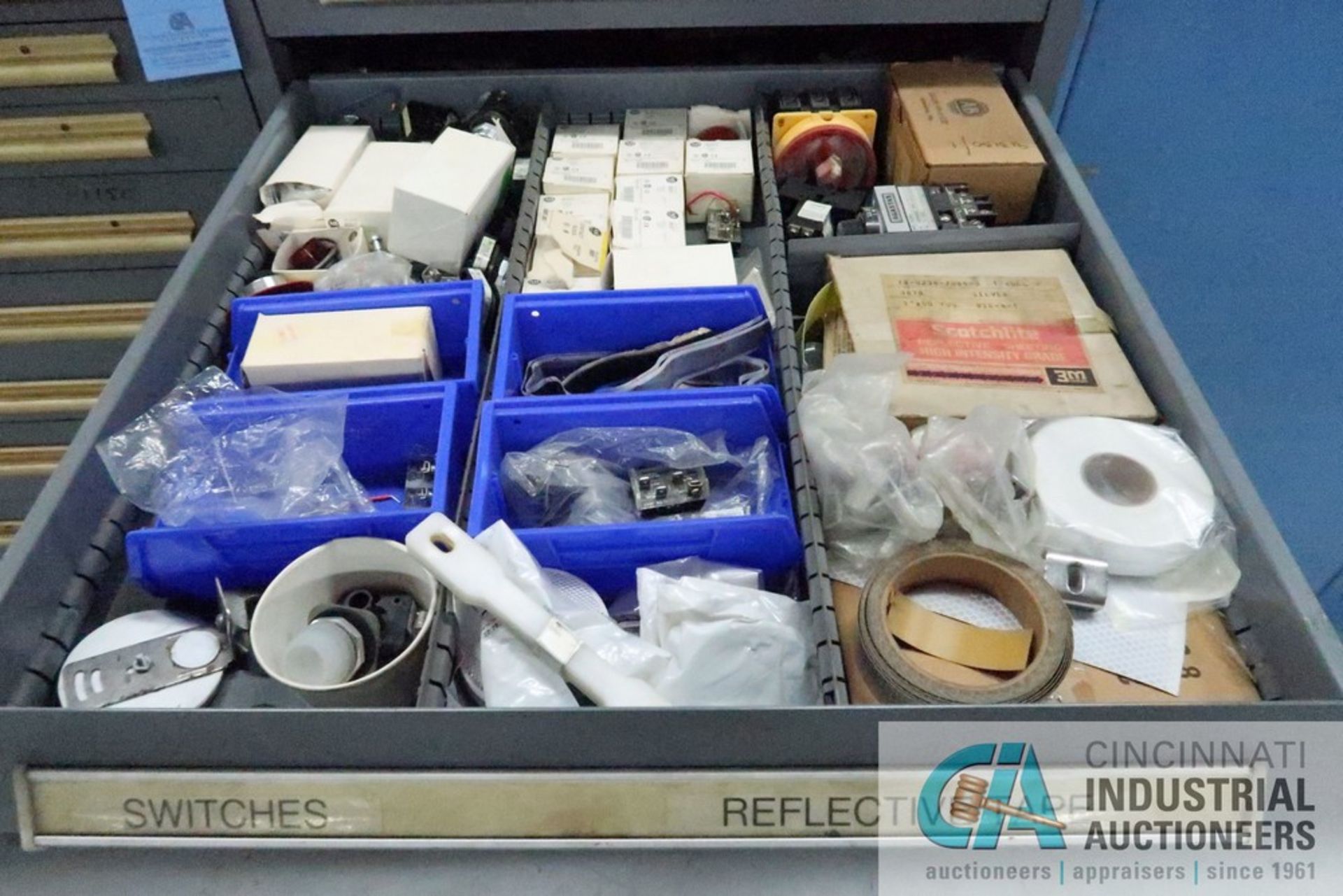 NINE DRAWER VIDMAR CABINET AND CONTENTS LOADED WITH WIRE CONNECTORS, CIRCUIT BREAKERS, PHOTOEYES, - Image 4 of 10