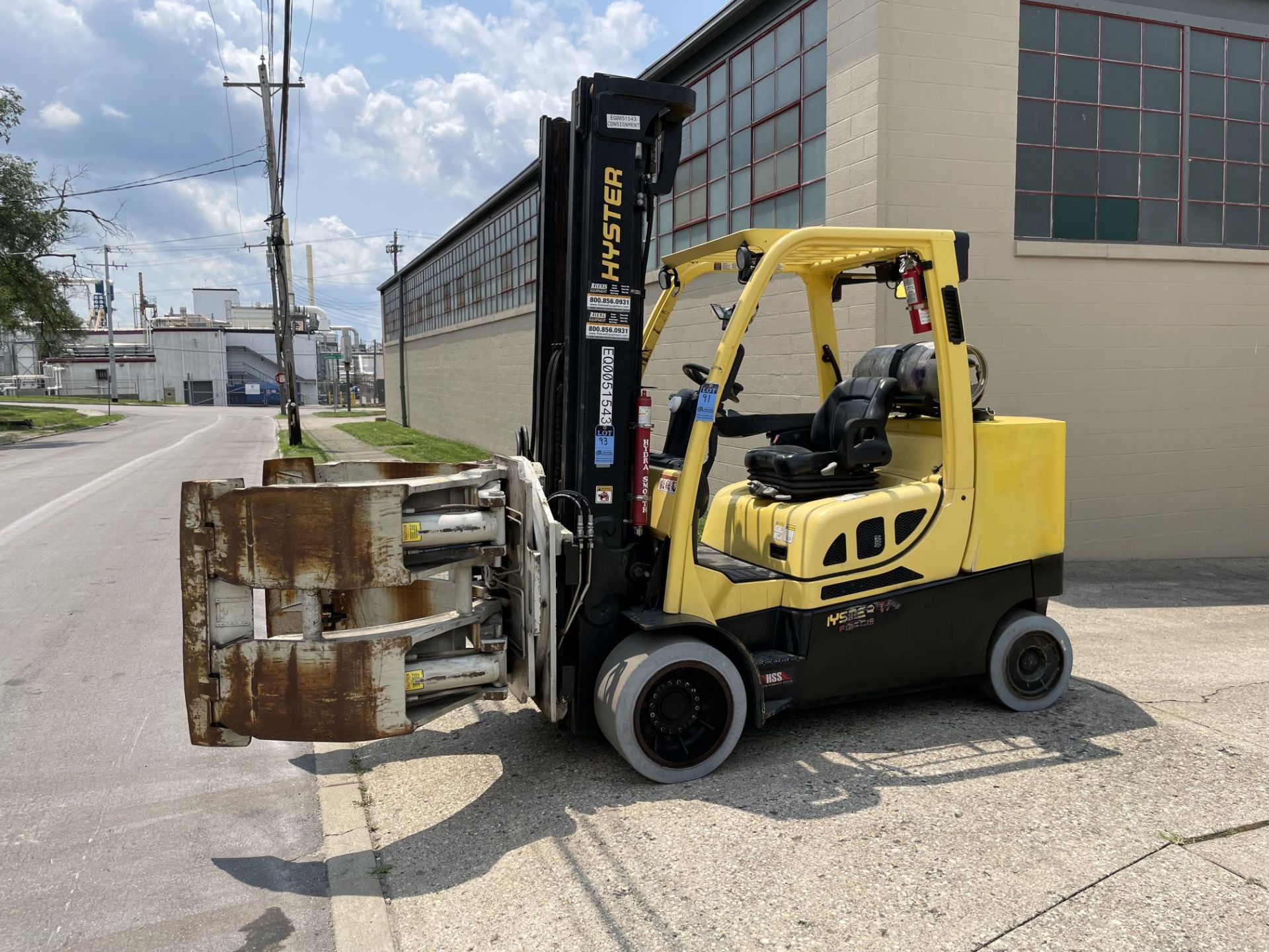 ****2015 - 12,000 LB. HYSTER S120FTPRS LP GAS COUSHIN TIRE LIFT TRUCK W/ 9,000 LB. CASCADE CLAMP