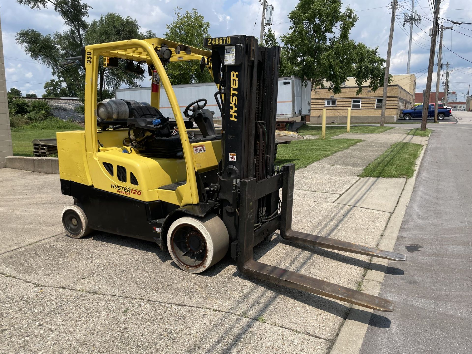 ****2015 - 12,000 LB. HYSTER MODEL S120FTS LP GAS CUSHION TIRE LIFT TRUCK; S/N H004V03838N - Image 6 of 15