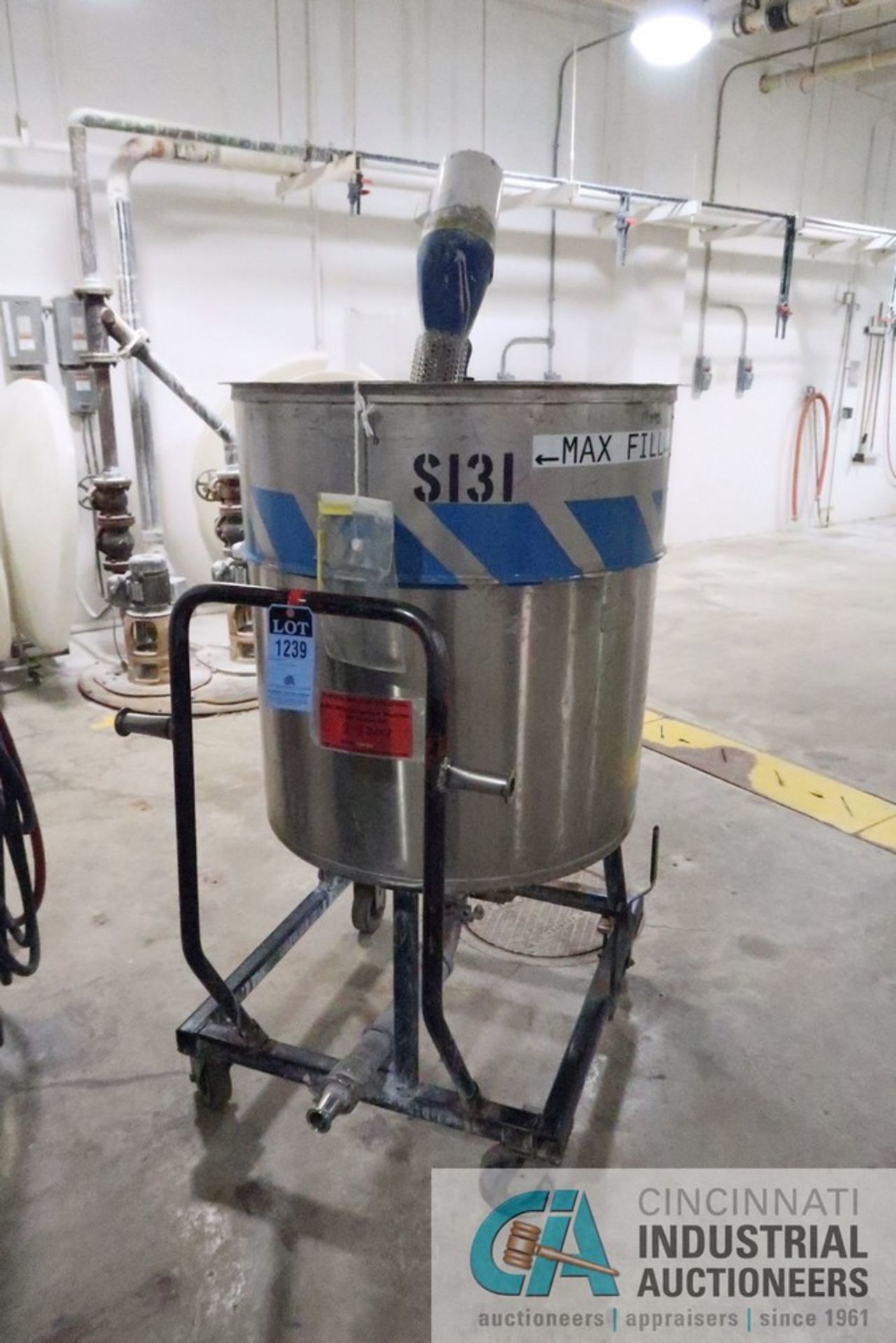 130 GALLON PORTABLE STAINLESS STEEL MIXING TANK WITH 1/2 HP EASTERN MIXERS MODEL RG-3 AGITATOR, TANK