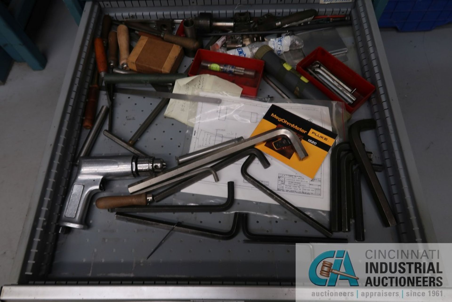 LISTA SEVEN-DRAWER COUNTER HEIGHT CABINETS AND CONTENTS WITH MISCELLANEOUS HARDWARE AND TOOLS - Image 12 of 13