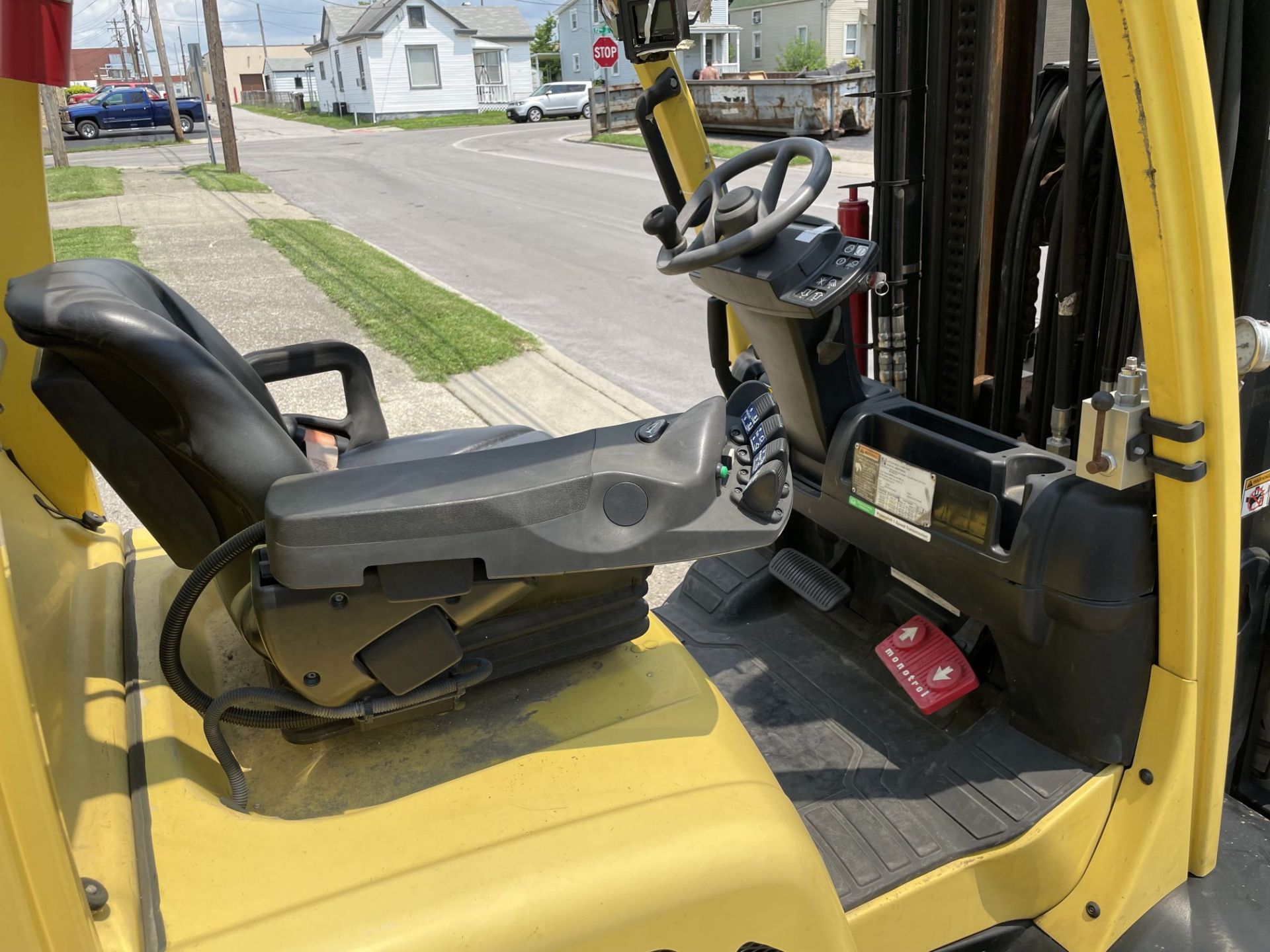 ****2015 - 12,000 LB. HYSTER S120FTPRS LP GAS COUSHIN TIRE LIFT TRUCK W/ 9,000 LB. CASCADE CLAMP - Image 6 of 17