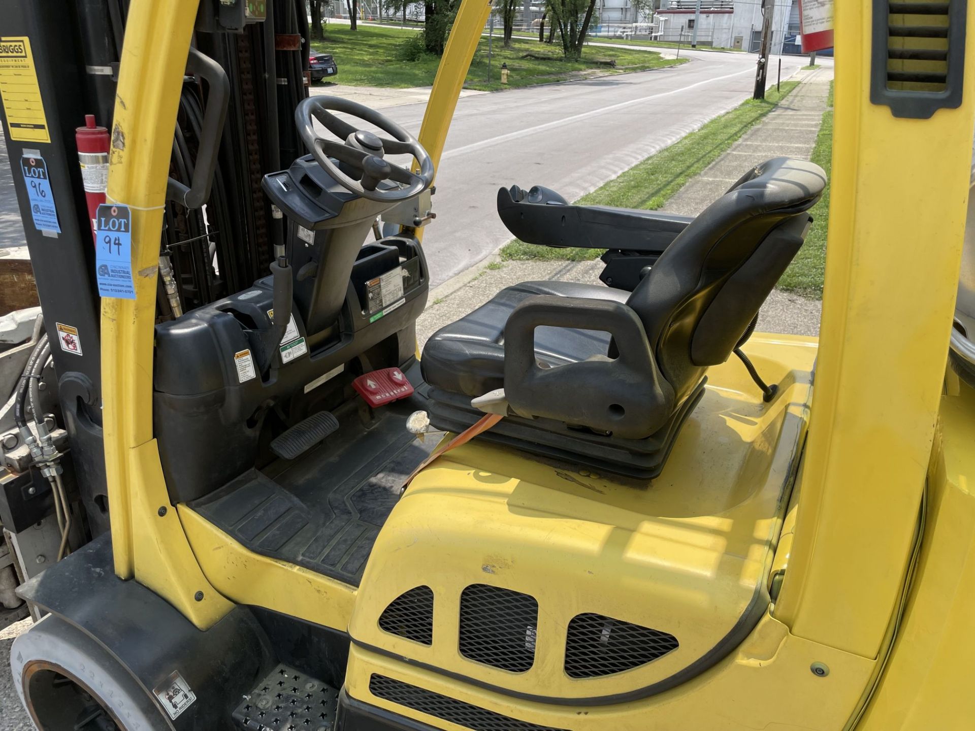 ****2015 - 12,000 LB. HYSTER MODEL S120FTPRS LP GAS COUSHIN TIRE LIFT TRUCK W/ 9,000 LB. CASCADE - Image 6 of 16