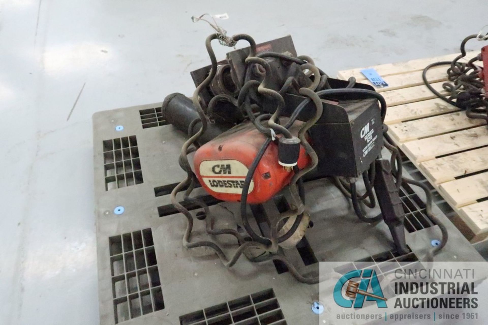 1 TON CAPACITY CM LODESTAR POWER TROLLEY FOUR-WAY CHAIN HOIST; S/N N/A - Image 2 of 3