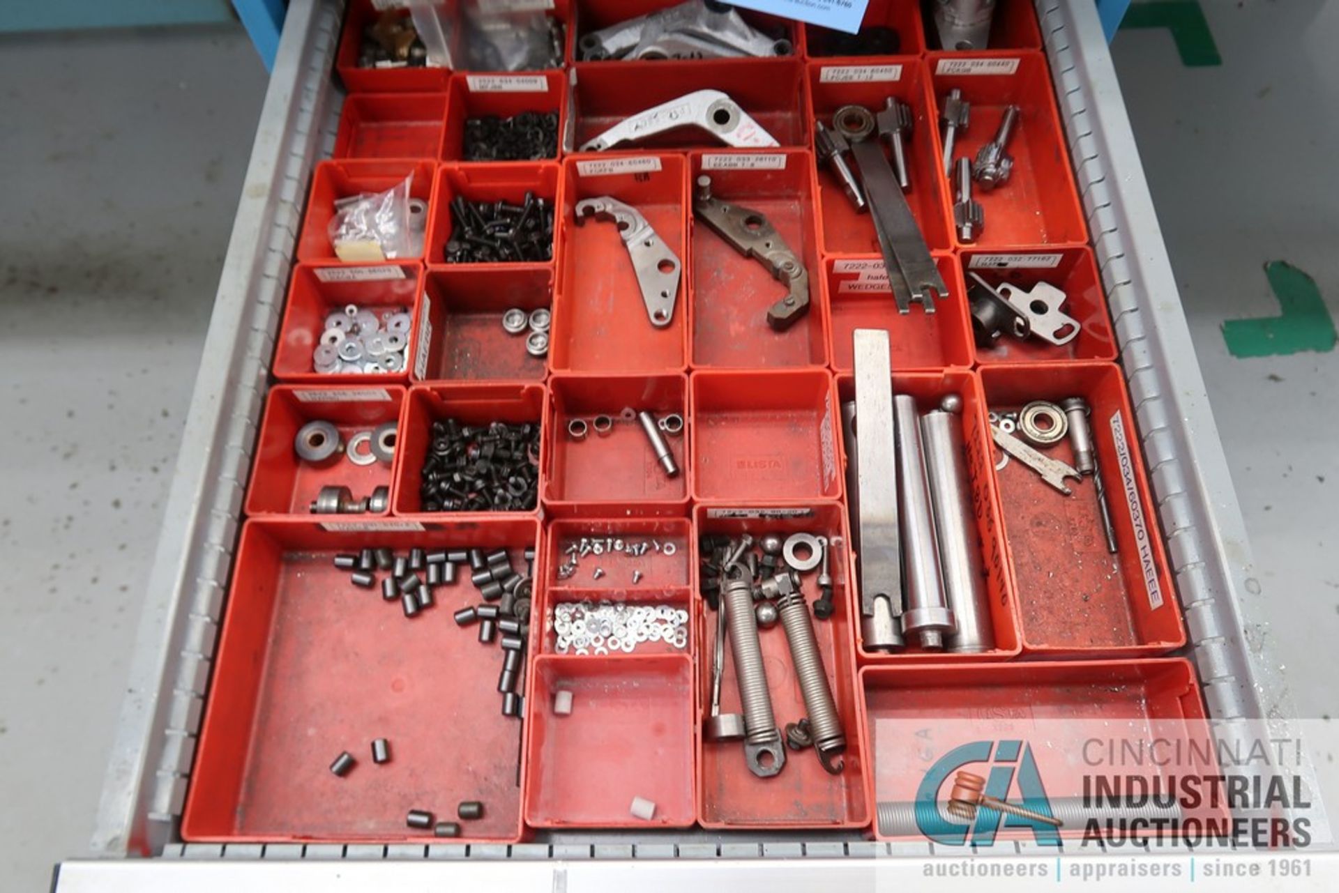 LISTA FIVE-DRAWER PARTS CABINET AND CONTENTS WITH MISCELLANEOUS HARDWARE AND PARTS - Image 4 of 13