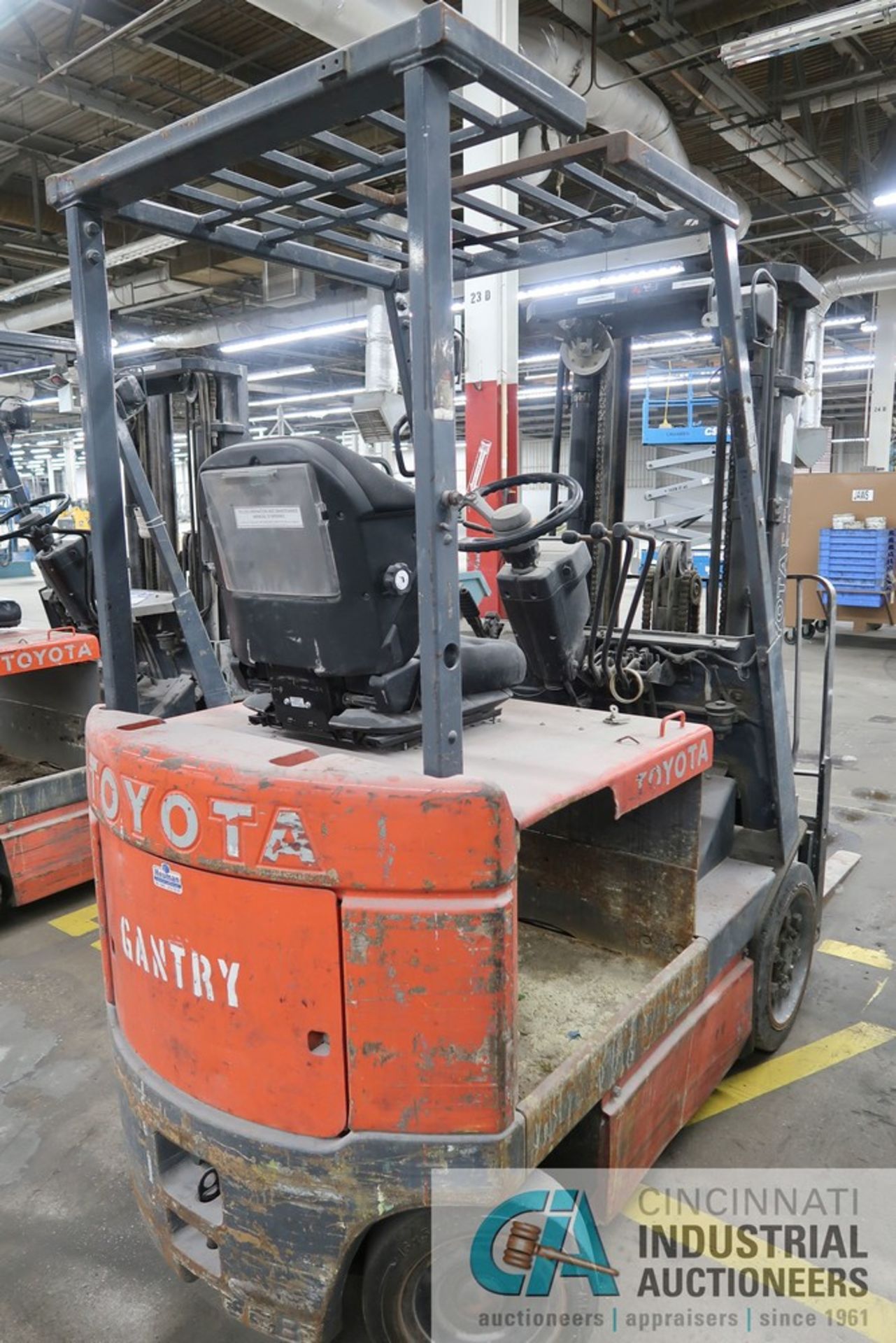 5,000 LB. (APPROX.) TOYOTA MODEL UNKNOWN 36 VOLT THREE-STAGE CUSHION TIRE LIFT TRUCK; - Image 3 of 6