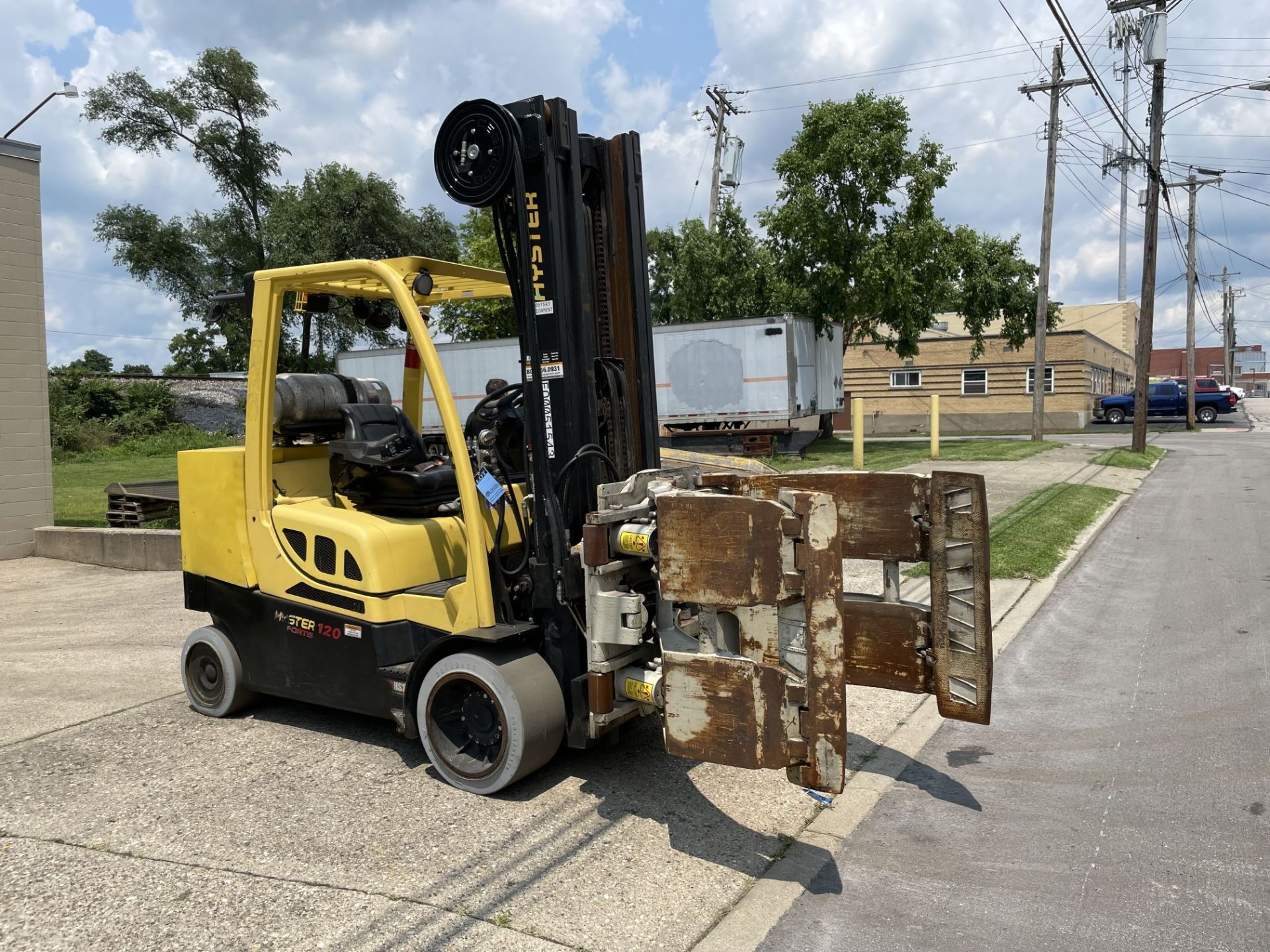 ****2015 - 12,000 LB. HYSTER S120FTPRS LP GAS COUSHIN TIRE LIFT TRUCK W/ 9,000 LB. CASCADE CLAMP - Image 5 of 17