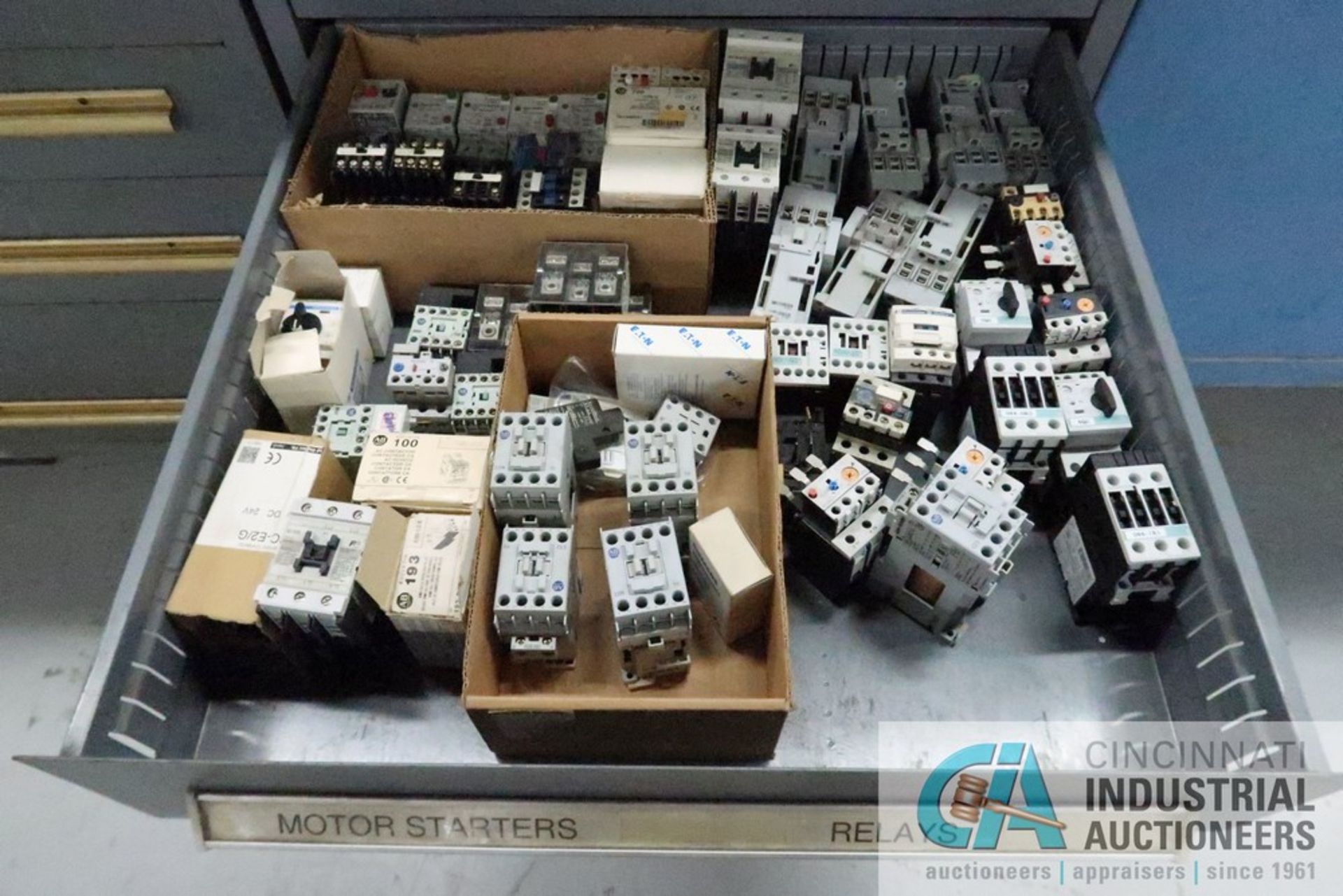 NINE DRAWER VIDMAR CABINET AND CONTENTS LOADED WITH WIRE CONNECTORS, CIRCUIT BREAKERS, PHOTOEYES, - Image 8 of 10