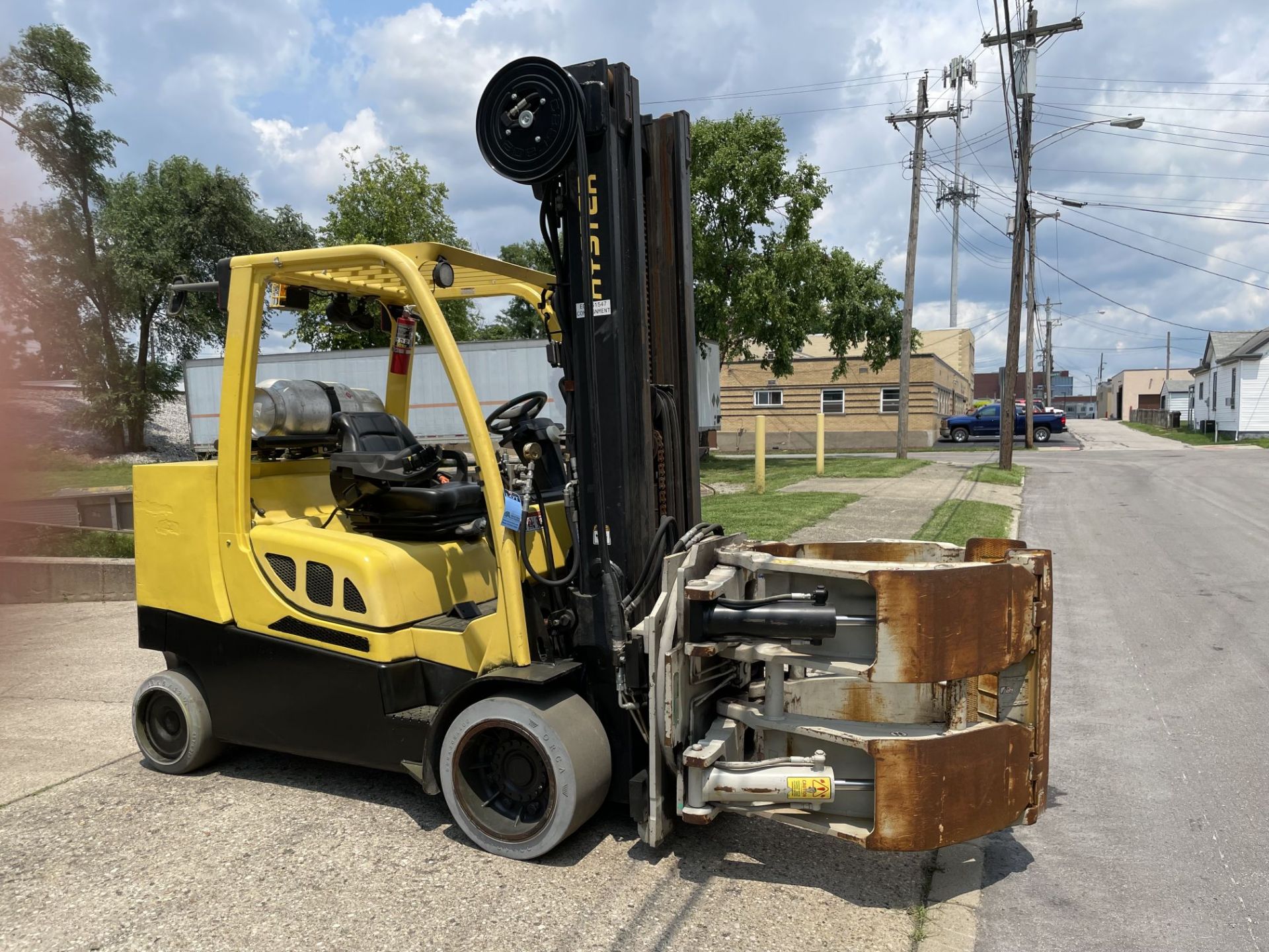 ****2015 - 12,000 LB. HYSTER MODEL S120FTPRS LP GAS COUSHIN TIRE LIFT TRUCK W/ 9,000 LB. CASCADE - Image 4 of 16