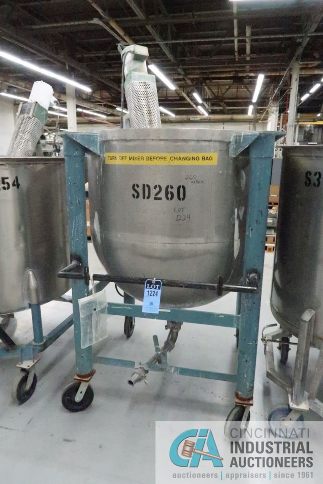 260 GALLON PORTABLE STAINLESS STEEL MIXING TANK WITH .87 HP LIGHTNIN MODEL UNKNOWN AGITATOR, TANK