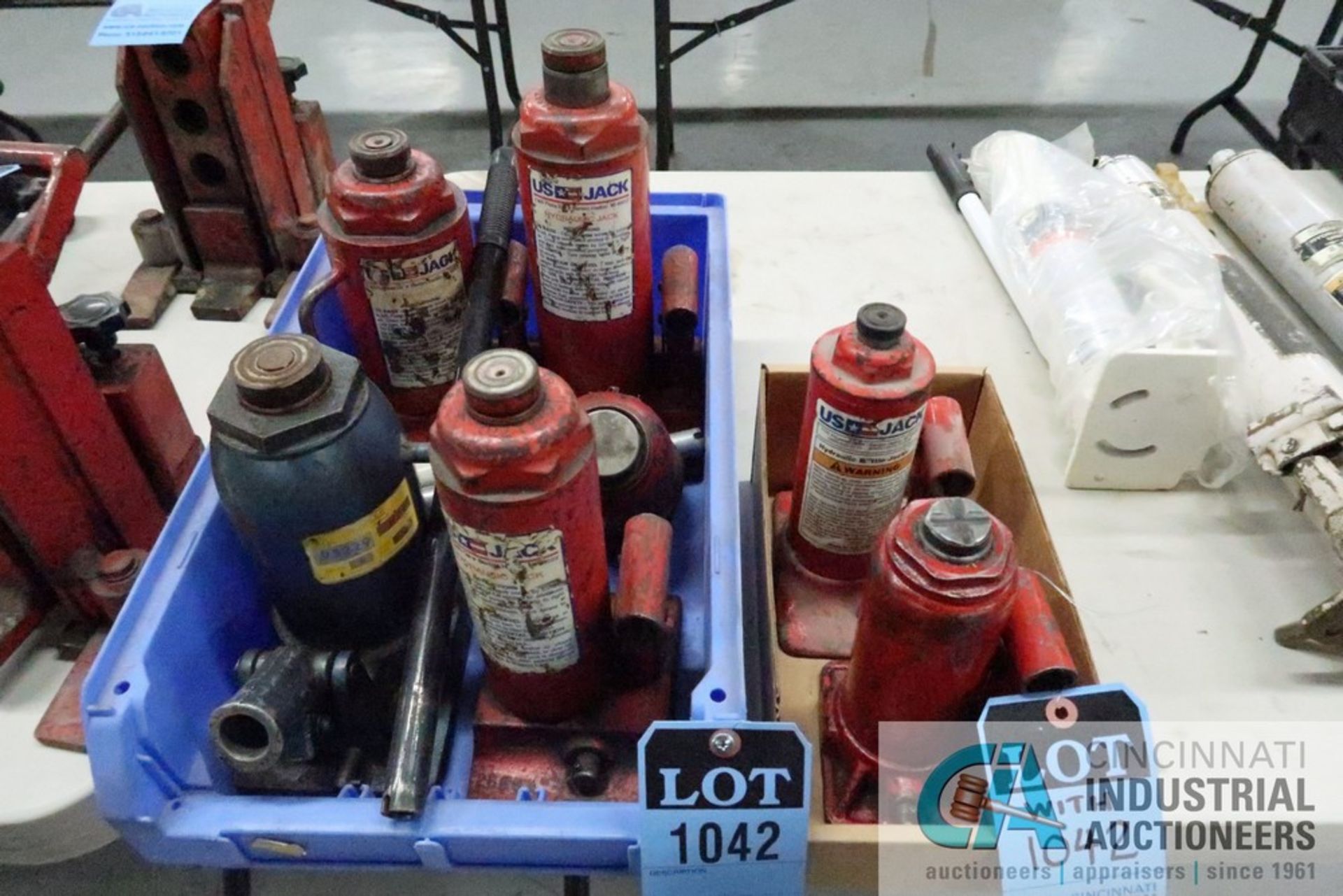 LOT (7) HAND HYDRAULIC BOTTLE JACKS (2) 12 TON, (2) 10 TON, (1) 8 TON AND (2) 3 TON