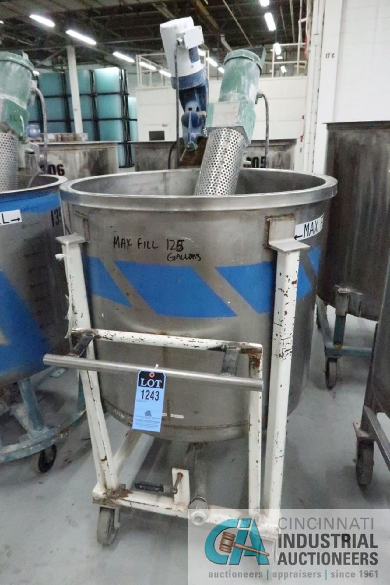 125 GALLON PORTABLE STAINLESS STEEL MIXING TANK WITH .43 HP LIGHTNIN MODEL UNKNOWN AGITATOR, TANK