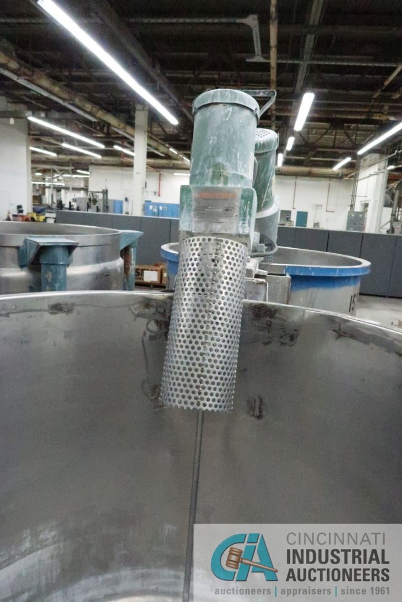 250 GALLON PORTABLE STAINLESS STEEL MIXING TANK WITH .43 HP LIGHTNIN MODEL ND-1 AGITATOR, TANK NO. - Image 3 of 5