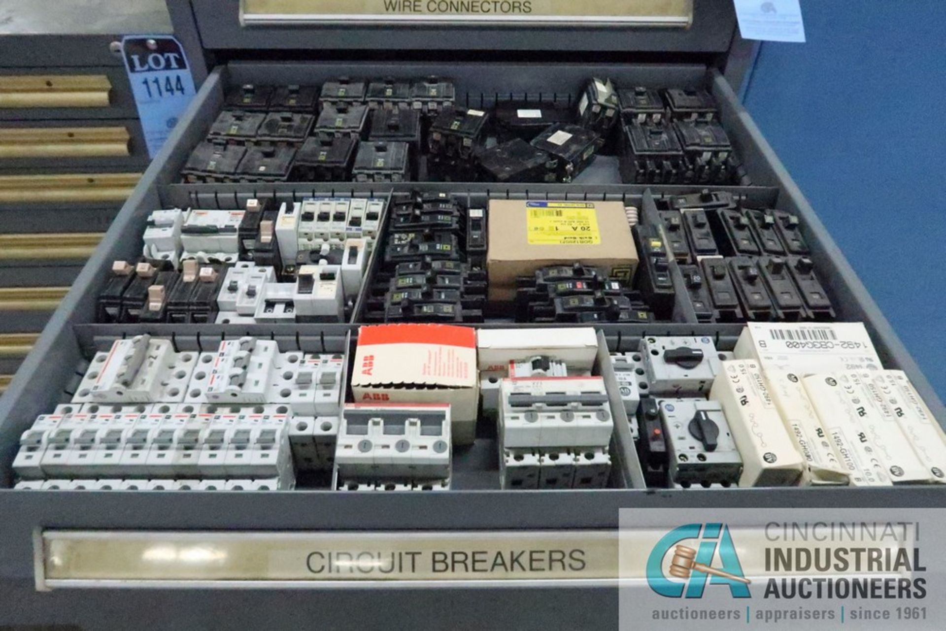 NINE DRAWER VIDMAR CABINET AND CONTENTS LOADED WITH WIRE CONNECTORS, CIRCUIT BREAKERS, PHOTOEYES, - Image 3 of 10