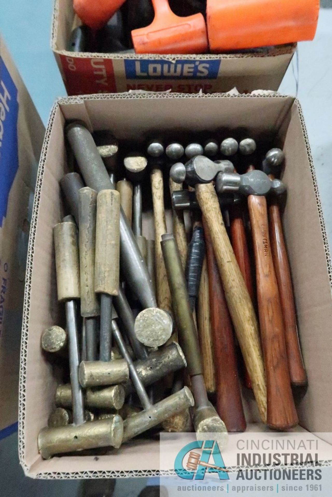 (LOT) MISCELLANEOUS BALL PEEN AND BRASS HEAD HAMMERS WITH (1) BOX DEAD BLOW HAMMERS - Image 2 of 3