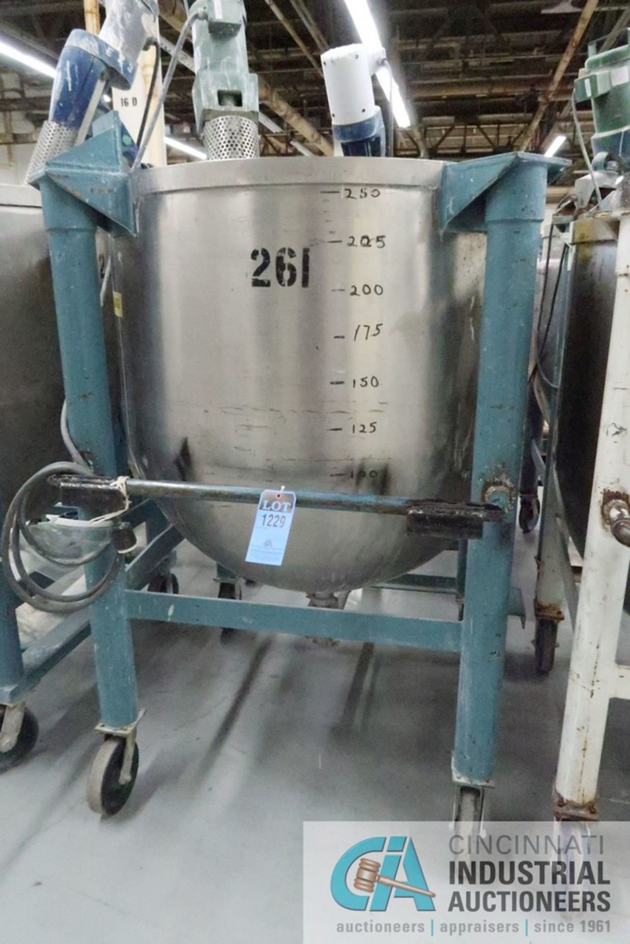 250 GALLON PORTABLE STAINLESS STEEL MIXING TANK WITH .43 HP LIGHTNIN MODEL UNKNOWN AGITATOR, TANK