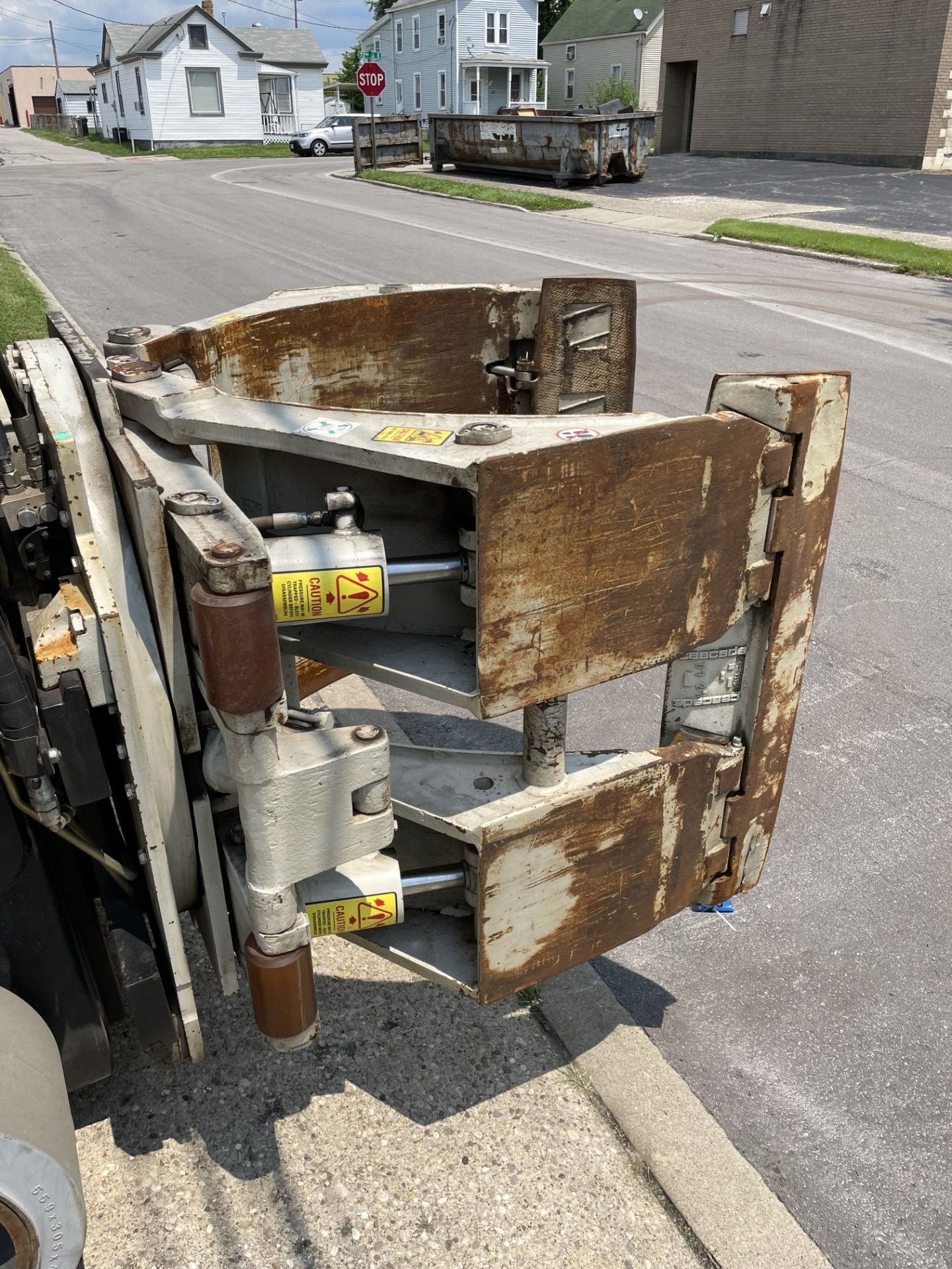 ****2015 - 12,000 LB. HYSTER S120FTPRS LP GAS COUSHIN TIRE LIFT TRUCK W/ 9,000 LB. CASCADE CLAMP - Image 15 of 17