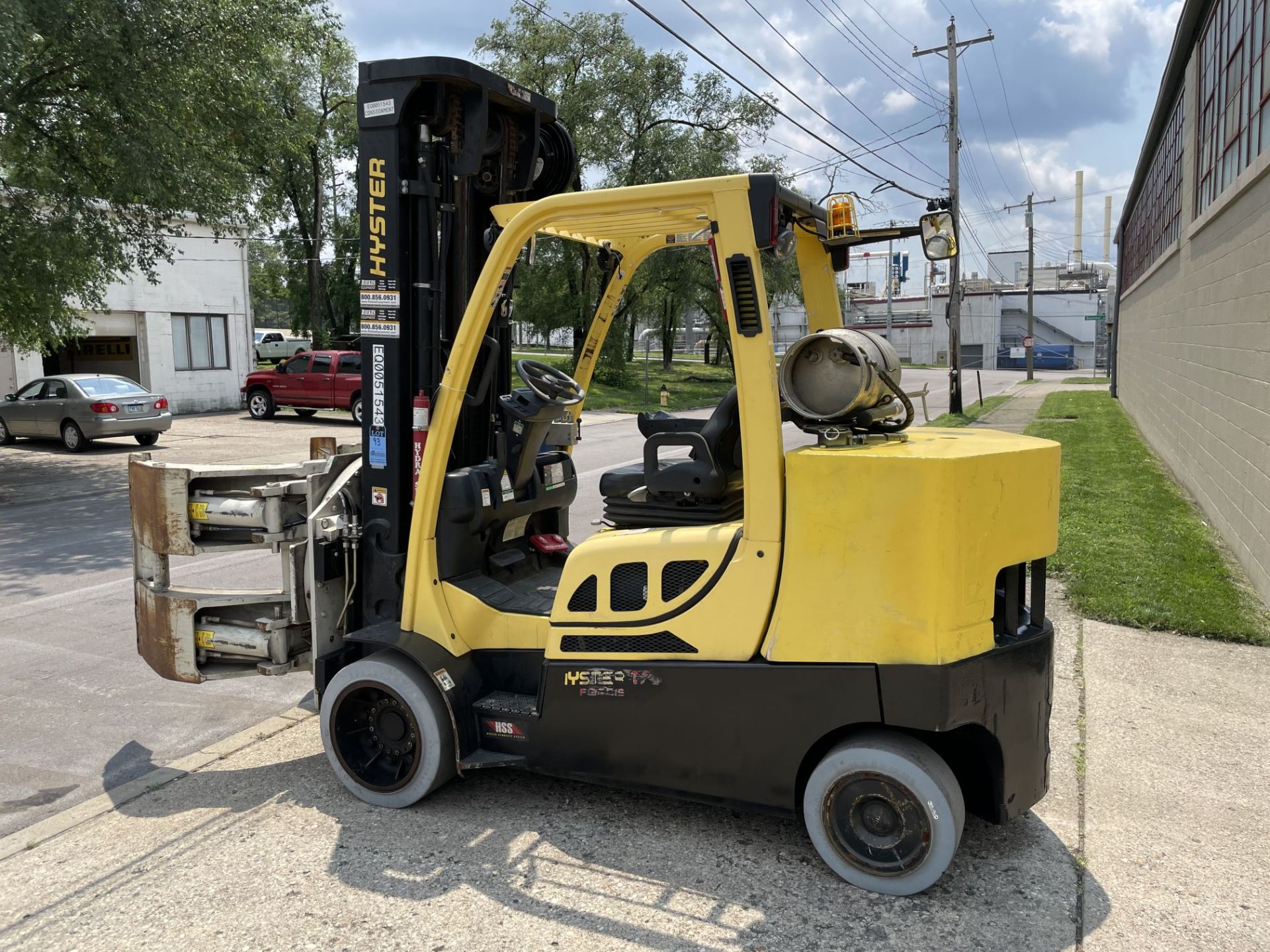 ****2015 - 12,000 LB. HYSTER S120FTPRS LP GAS COUSHIN TIRE LIFT TRUCK W/ 9,000 LB. CASCADE CLAMP - Image 2 of 17